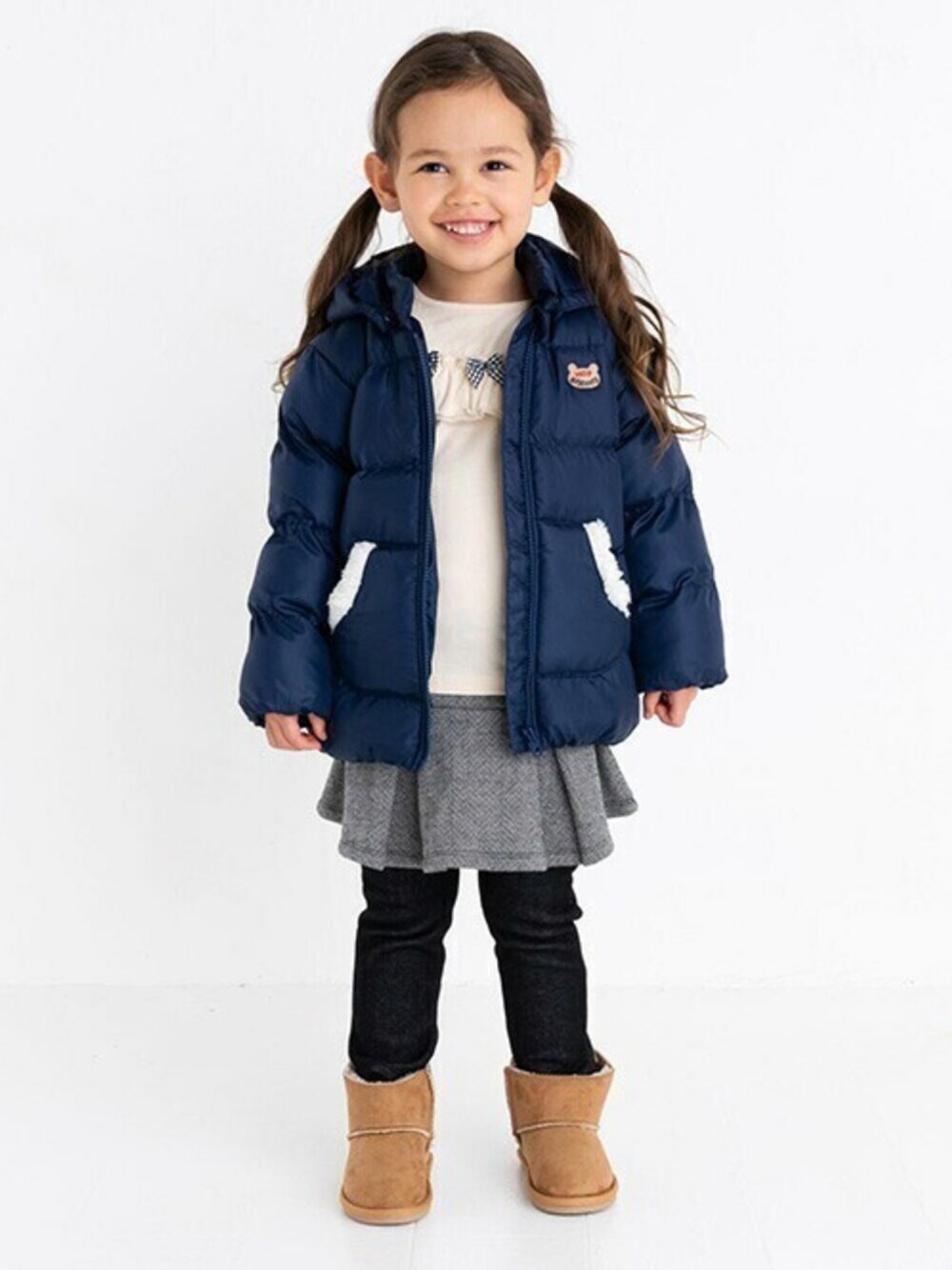 「女の子コーデ、mikihouse、ミキハウス、キッズファッション、ネイビーアウター、上品コーデ、スカート付きパンツ、上品カジュアル、ホットビスケッツ、リボン付きトップス」｜「HOT BISCUITSのリボンモチーフ 長袖Tシャツ（Tシャツ/カットソー、ベージュ系）」を使った、ミキハウス ホットビスケッツ店さん（キッズ・103cm）の秋コーディネートの1枚目の写真