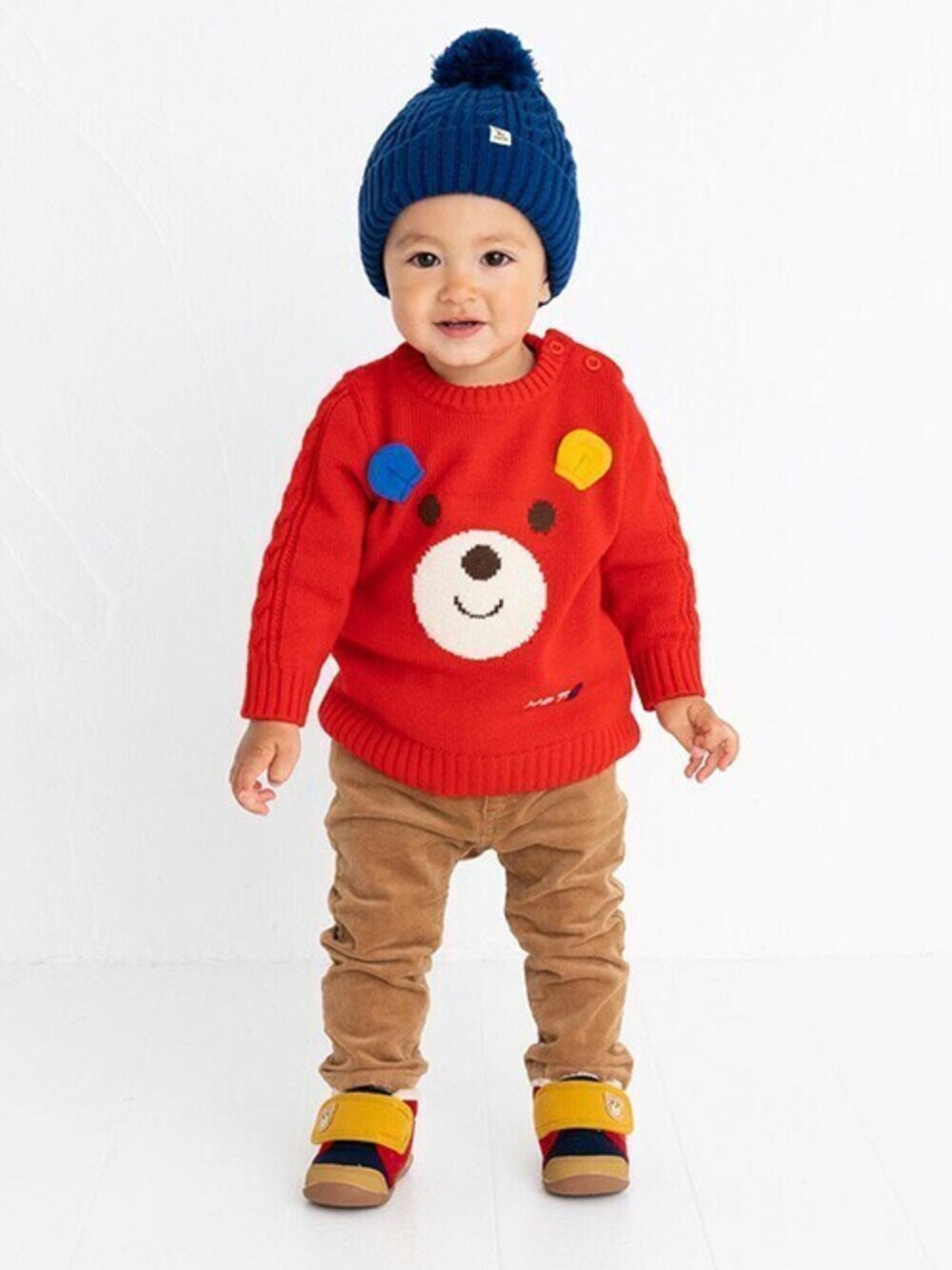 「セーター、コーデュロイパンツ、ニット帽コーデ、キッズコーデ、男の子コーデ、mikihouse、ミキハウス、秋冬コーデ、80cm、ホットビスケッツ」｜「HOT BISCUITSのケーブル編みニットフード（帽子）（ニットキャップ/ビーニー、ブルー系）」を使った、ミキハウス ホットビスケッツ店さん（キッズ・77cm）の秋コーディネートの1枚目の写真
