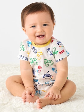 「HOT BISCUITS（ホットビスケッツ）のビーンズ×乗り物 総柄ショートオール（ロンパース、ホワイト系）」を使った、ミキハウス ホットビスケッツ店さん（キッズ・80cm）の冬コーディネート