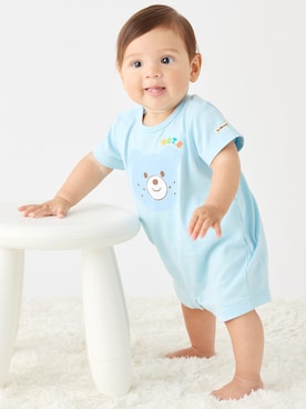 「HOT BISCUITS（ホットビスケッツ）のカラフルビーンズ フェイスプリント ショートオール（ロンパース、ブルー系）」を使った、ミキハウス ホットビスケッツ店さん（キッズ・80cm）の冬コーディネート