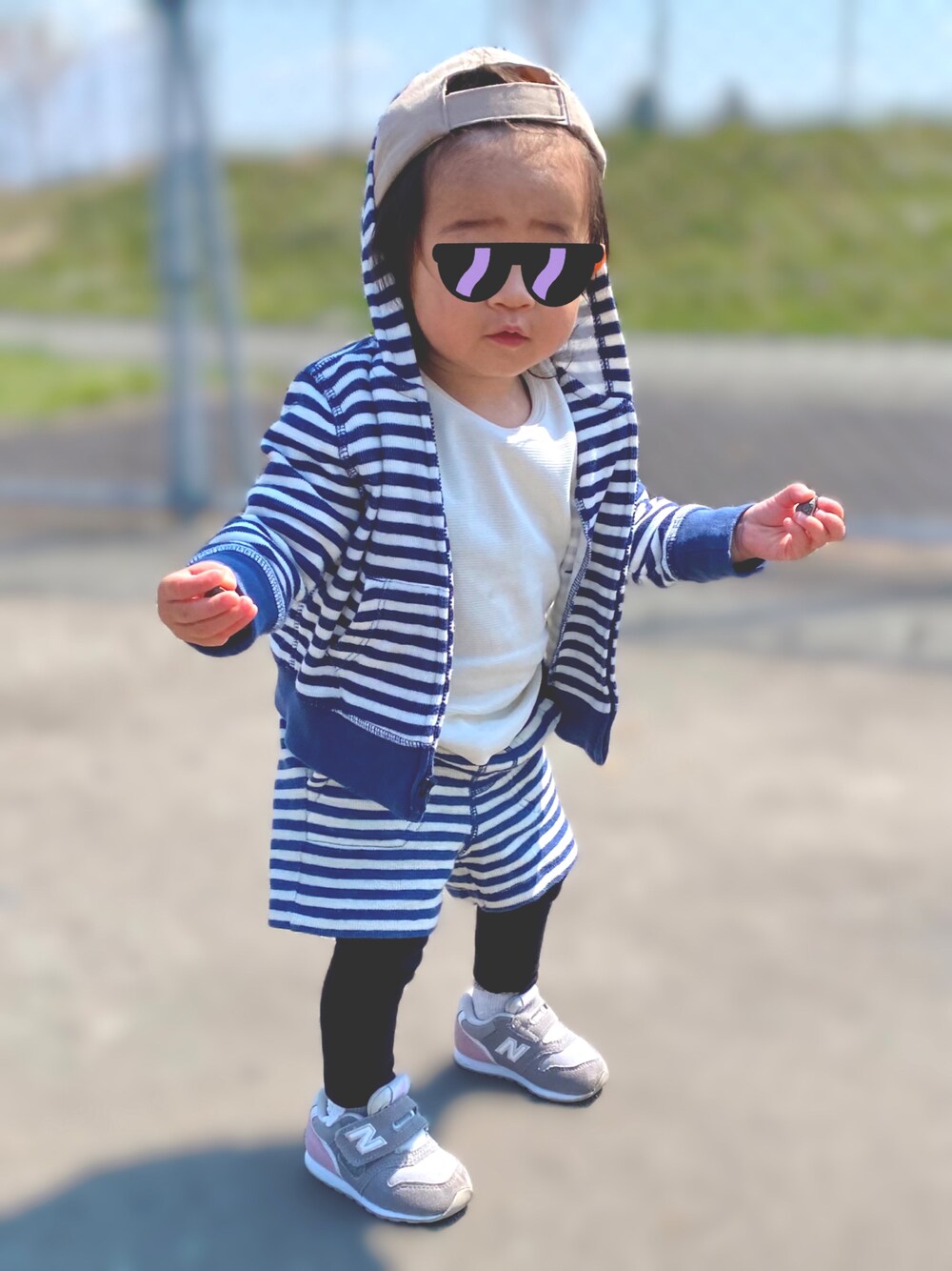 「カジュアル、キッズコーデ、セットアップ、おんなのこ、プチプラコーデ、1歳、1歳3ヶ月、公園」｜「西松屋のアイテム（Tシャツ/カットソー、ホワイト系）」を使った、Raviさん（キッズ・80cm）の春コーディネートの1枚目の写真
