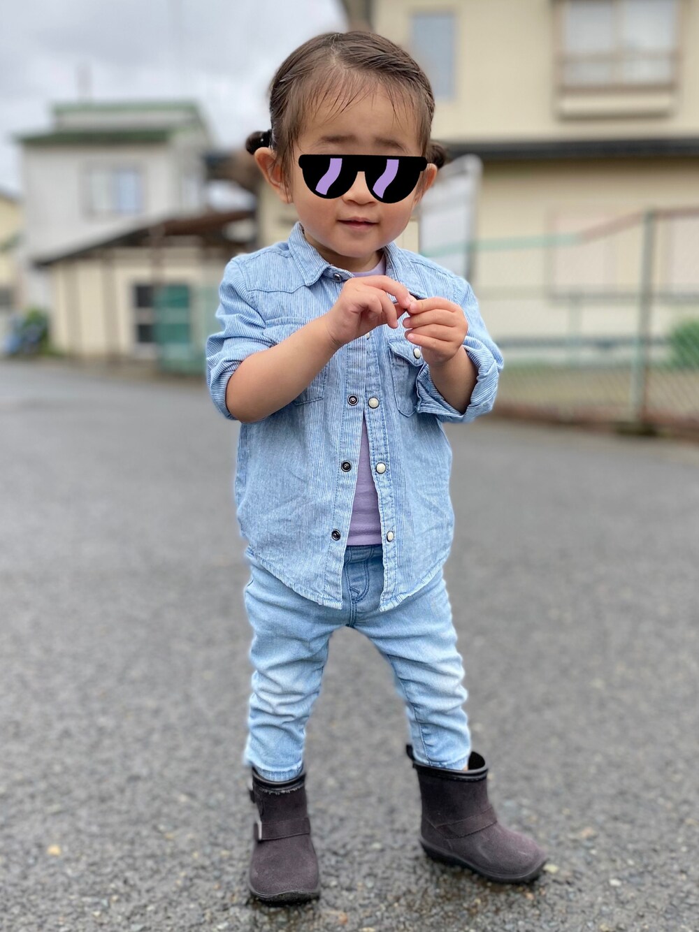「キッズコーデ、女の子、プチプラ、ボーイッシュ、夏コーデ、1歳、1歳6ヶ月、レインブーツ、デニムパンツ、デニシャツ、雨の日コーデ」｜「ZARA KIDSのアイテム（シャツ/ブラウス、ブルー系）」を使った、Raviさん（キッズ・80cm）の夏コーディネートの1枚目の写真