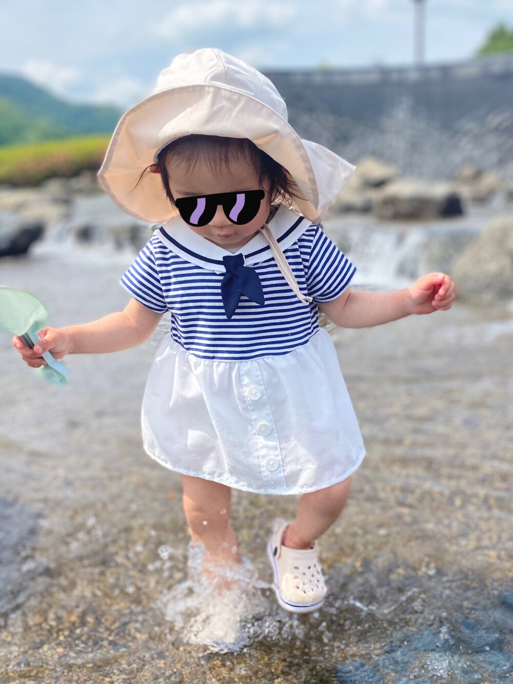 「夏コーデ、キッズファッション、プチプラ、キッズコーデ、ワンピース、セーラーカラー、1歳4ヶ月、スリコ、水遊び」｜「3coinsのアイテム（帽子、ホワイト系）」を使った、Raviさん（キッズ・80cm）の春コーディネートの1枚目の写真