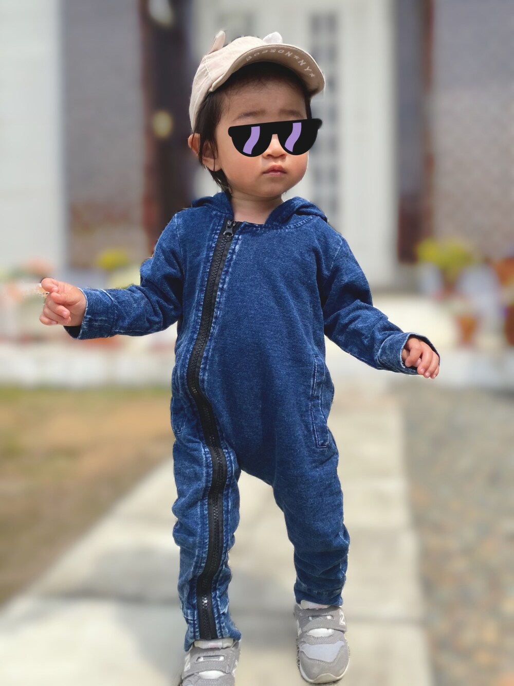 「春夏コーデ、ごきげんウィーク、お外遊び、キャップ、デニムコーデ、1歳3ヶ月、1歳、女の子コーデ」｜「no brandのアイテム（ロンパース、ブルー系）」を使った、Raviさん（キッズ・80cm）の春コーディネートの1枚目の写真