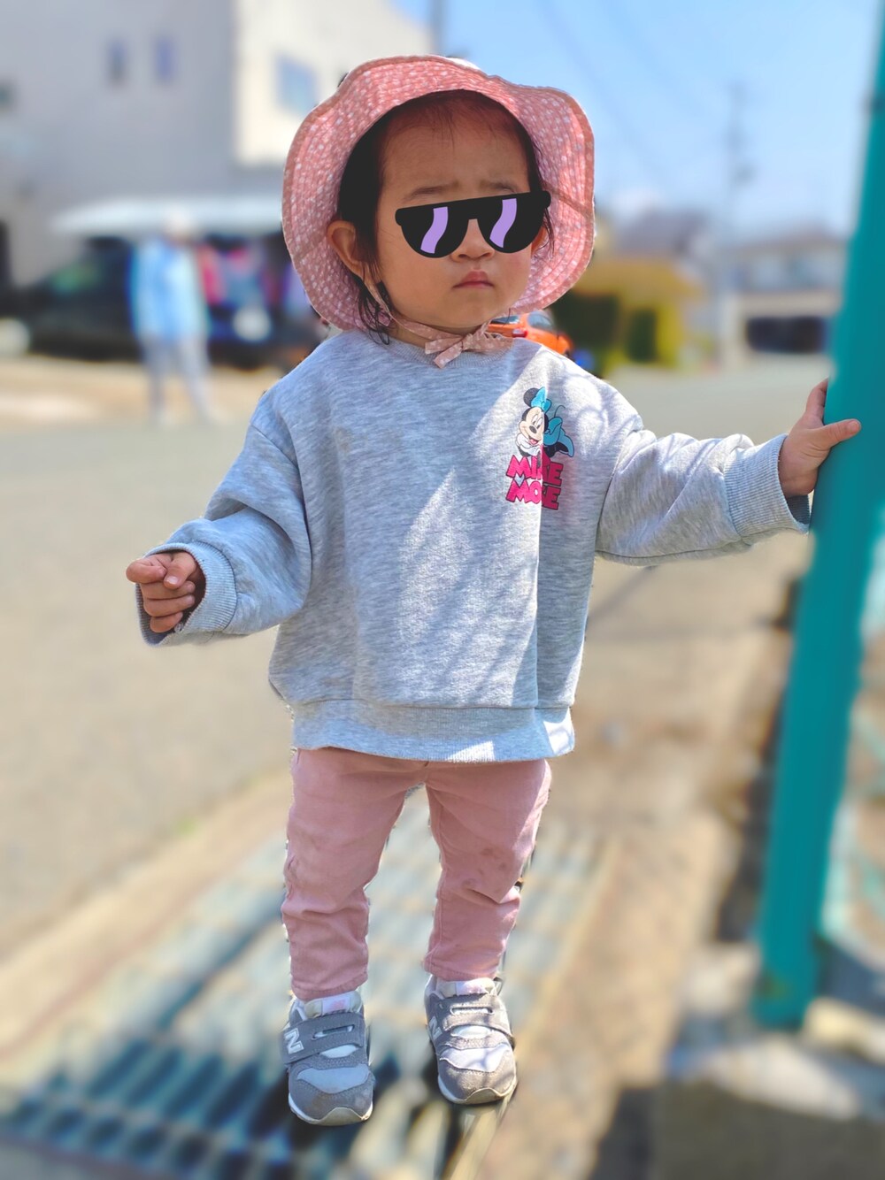 「カジュアルコーデ、女の子、プチプラ、ピンク、ミニーちゃん、キャラクタースウェット、1歳、1歳3ヶ月」｜「H&Mのアイテム（帽子、ピンク系）」を使った、Raviさん（キッズ・80cm）の春コーディネートの1枚目の写真