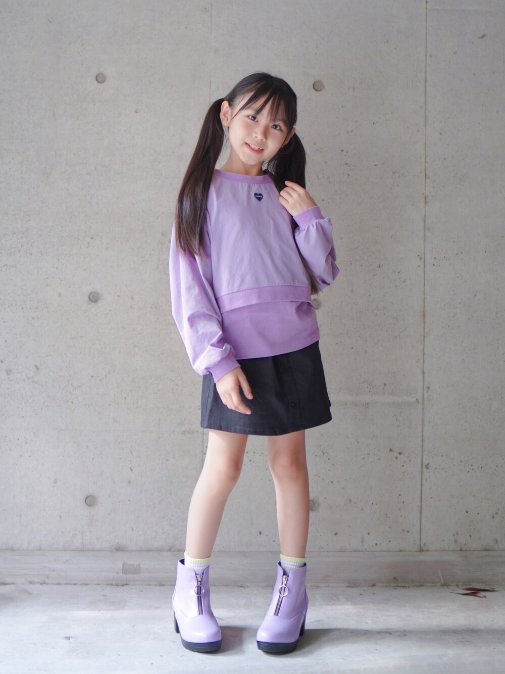 「ミニマル、minimal、秋っぽコーデ更新中、レイヤードスタイル、秋コーデ、キッズコーデ、プチプラ、小学生コーデ」｜「minimalの【ストレッチ】インナーパンツつきタイトスカート（スカート、ブラック系）」を使った、log_ai_chan__さん（キッズ・127cm）の秋コーディネートの1枚目の写真