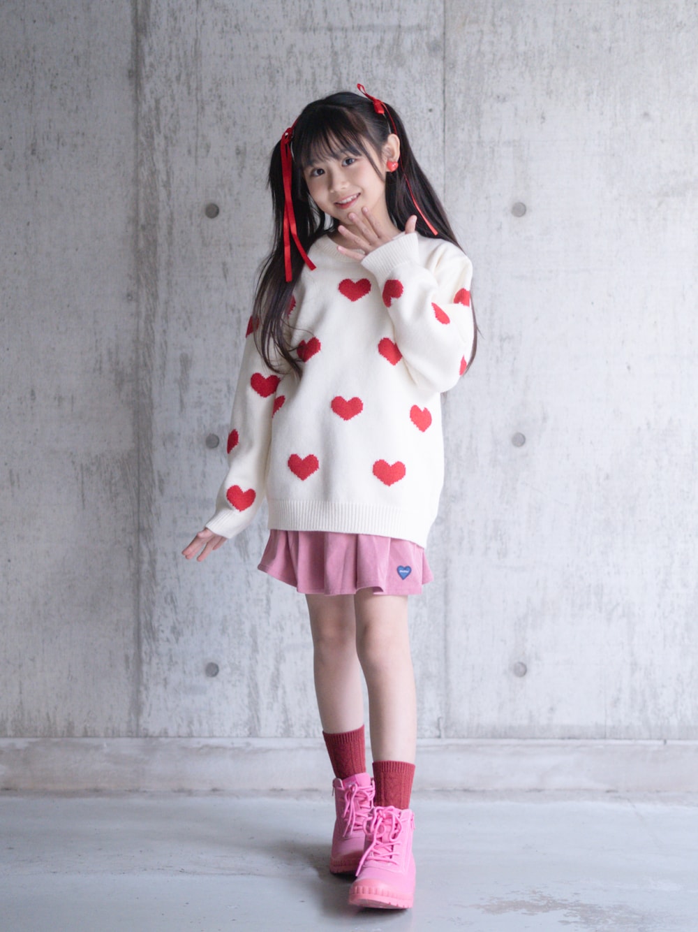 「冬コーデ、クリスマスに着たい服、マイベストコーデ2024、プチプラ、カジュアル、キッズファッション、小学生、休日スタイル、ミニマル」｜「minimalの【マシンウォッシャブル】ハートジャガードプルオーバー（ニット/セーター、ホワイト系）」を使った、log_ai_chan__さん（キッズ・129cm）の冬コーディネートの1枚目の写真