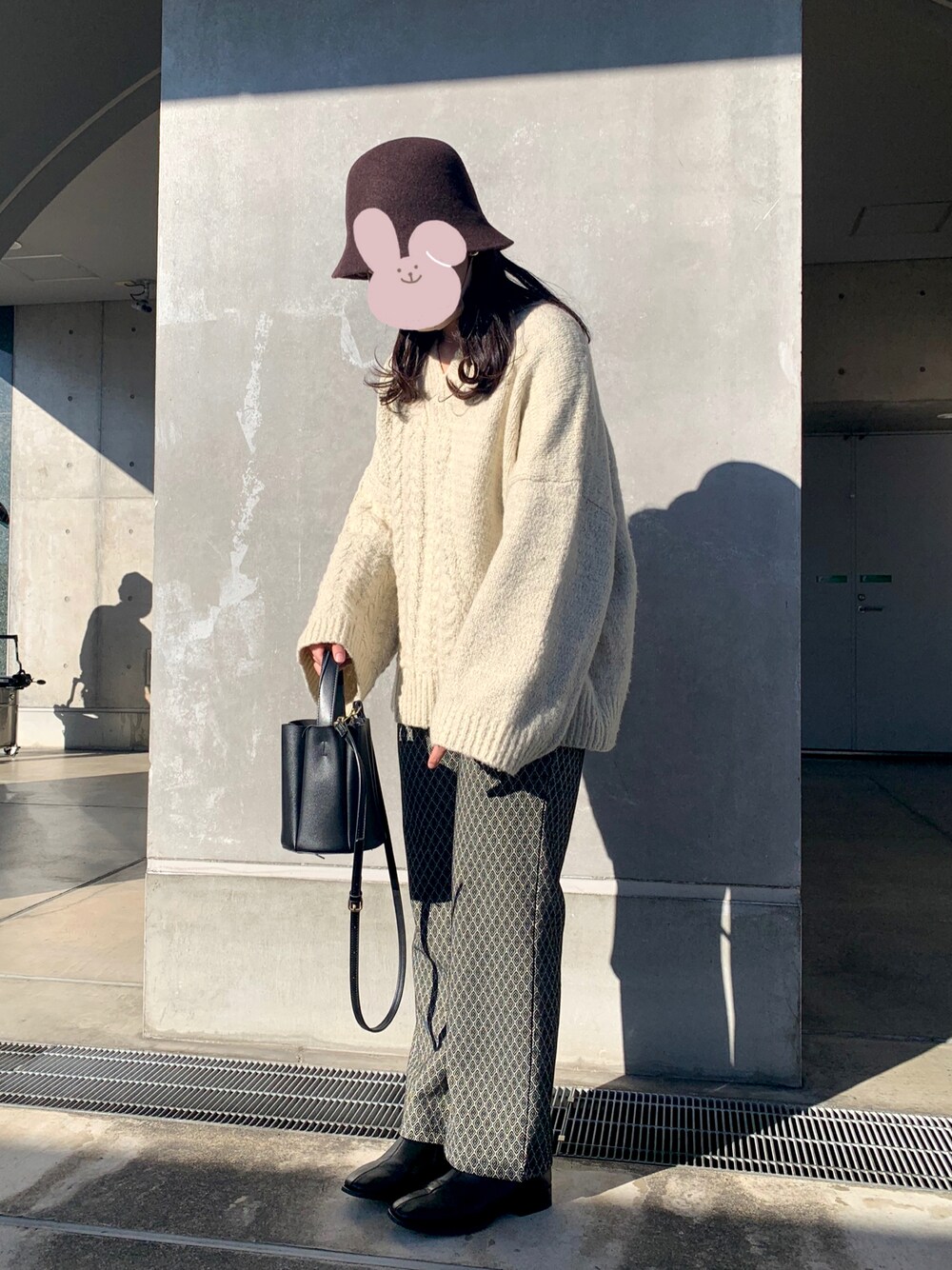 「ニット、ブーツ、柄パンツ、ホワイト、ゆるニット、冬コーデ、休日スタイル、きれいめカジュアル、パンツスタイル、バケットハット、ゆるコーデ、オトナカジュアル、フェルトハット、秋冬コーデ、オトナ女子」｜「LOWRYS FARMのフェルトバケットハット　958541（ハット、ブラウン系）」を使った、yukiさん（レディース・157cm）の秋コーディネートの1枚目の写真
