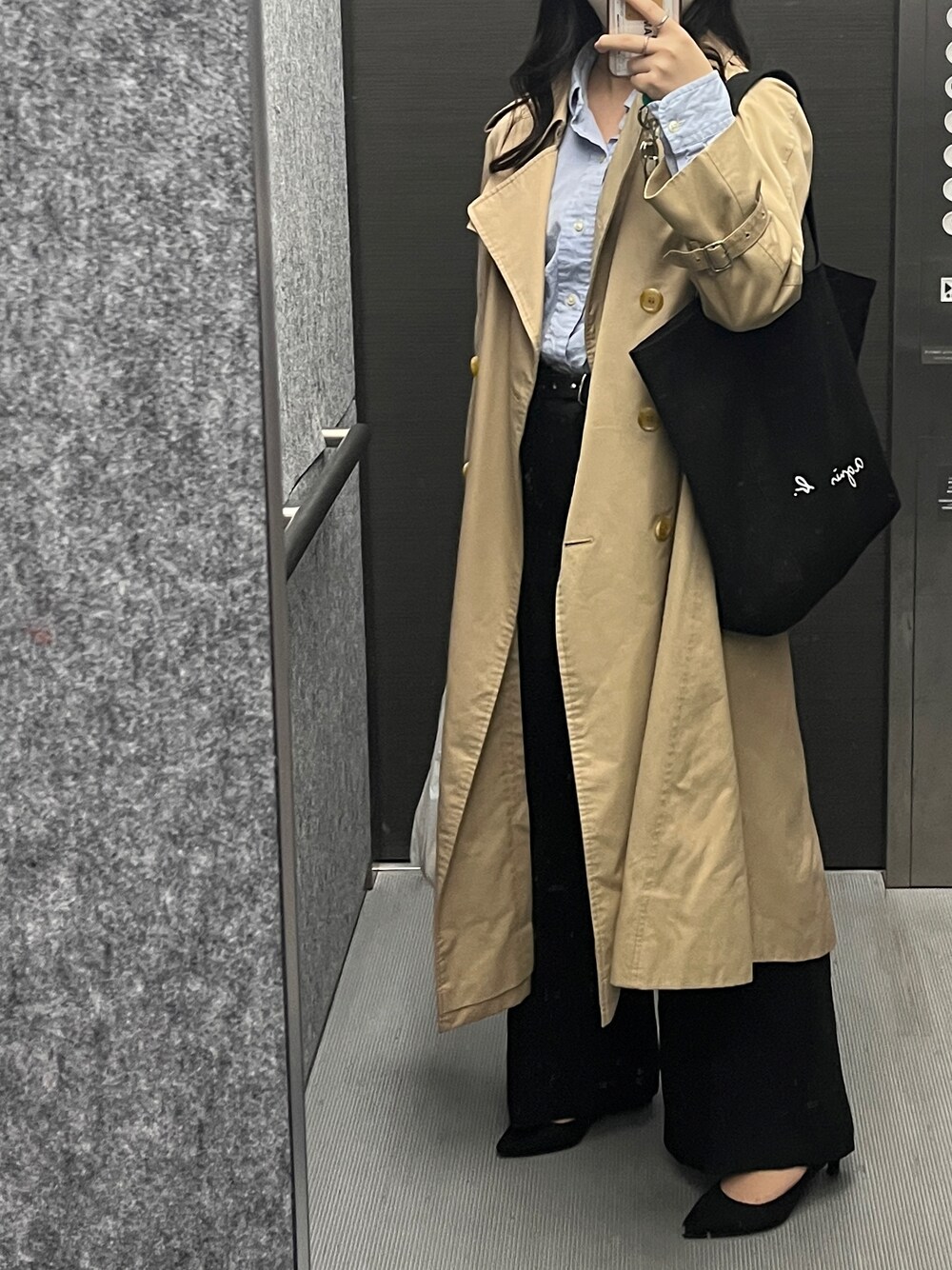 「秋コーデ、オトナ女子、おしゃれさんと繋がりたい、burberry、トレンチコート、キレイめコーデ」｜「agnes b.のWEB限定 GO03‐01 ロゴトートバッグ（トートバッグ、ブラック系）」を使った、ひかりさん（レディース・154cm）の秋コーディネートの1枚目の写真