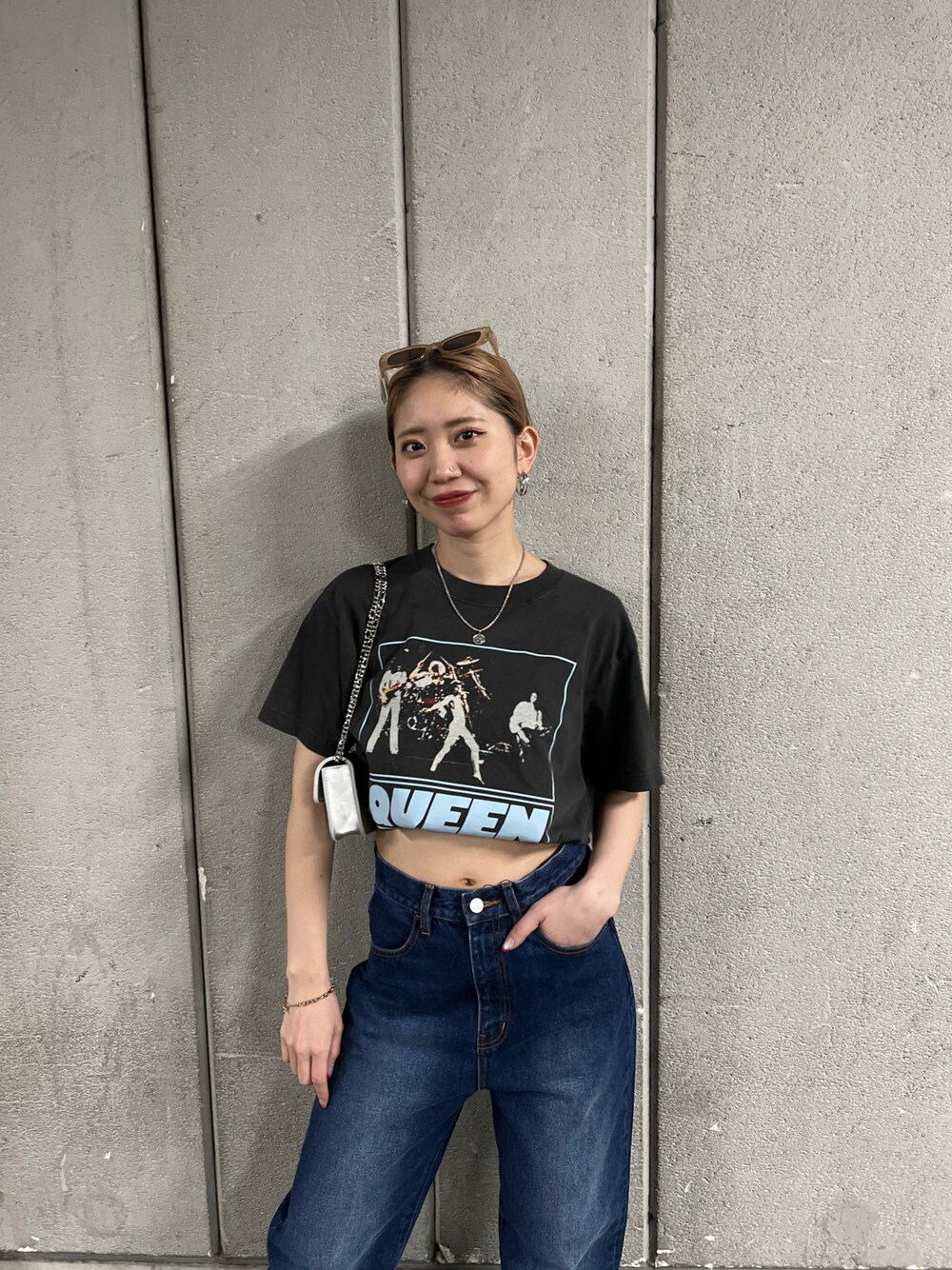 「デニム、デニムパンツ、Tシャツ、ロックT、バンドT、グレー、モード、サングラス、シルバーバッグ、WHO’S WHO gallery」｜「WHO'S WHO galleryのヴィンテージライクROCK TEE（Tシャツ/カットソー、グレー系）」を使った、Ohanaさん（レディース・160cm）の春コーディネートの1枚目の写真