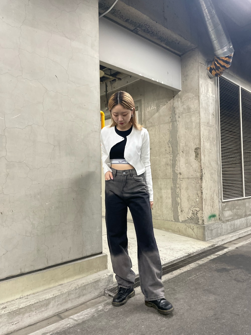 「モード、モードストリート、ブラックデニム、デニムパンツ、リブカーディガン、WHO’S WHO gallery、SLOPPY、マーチン」｜「WHO'S WHO galleryのウェーブリブトップス（カーディガン/ボレロ、ホワイト系）」を使った、Ohanaさん（レディース・160cm）の春コーディネートの1枚目の写真