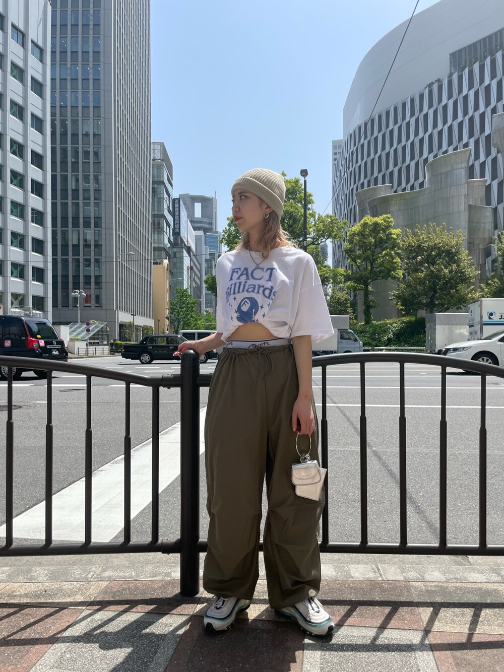 「メンズライク、ストリート、Tシャツ、白Tシャツ、パラシュートパンツ、ニットキャップ、スニーカー、スニーカーコーデ、春夏コーデ、トラックパンツ、アウトドアスタイル」｜「WHO'S WHO galleryのCOOPER FACT パラシュートワイドパンツ（カーゴパンツ、グリーン系）」を使った、Ohanaさん（レディース・160cm）の春コーディネートの1枚目の写真