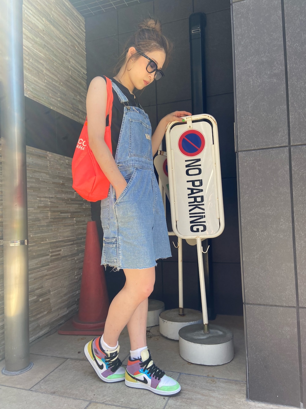 「休日コーデ、アツいコーデ全部見せ、夏、ジョーダン1、AIR JORDAN、スニーカーコーデ、NIKE」｜「UNDERCOVERのアイテム（トートバッグ、レッド系）」を使った、tomatoさん（レディース・160cm）の夏コーディネートの1枚目の写真