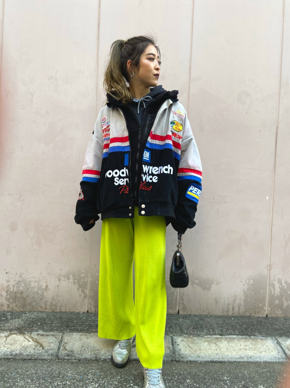 「冬、古着MIX、古着、NIKE、ノースフェイス、パーカー、エアフライト、スニーカー、リブパンツ、ポニーテール、ストリート」｜「NIKEのアイテム（スニーカー、シルバー系）」を使った、tomatoさん（レディース・160cm）の冬コーディネートの1枚目の写真