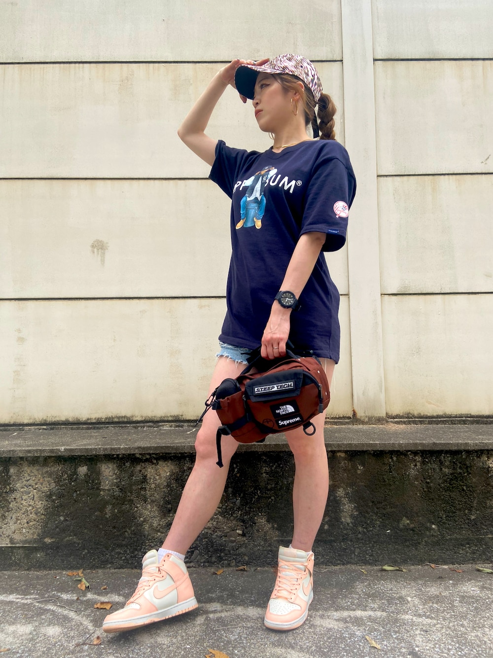 「休日コーデ、初夏コーデ、APPLEBUM、ナイキダンク、dunk、ストリート、シュプリーム×ノースフェイス、NIKEソックス、ナイキソックス、今日のコーデ」｜「Supreme のアイテム（バッグ、ブラウン系）」を使った、tomatoさん（レディース・160cm）の夏コーディネートの1枚目の写真