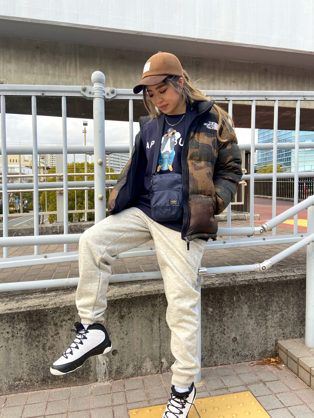 「ナイキ、Jordan、wtaps、ストリート、スニーカーコーデ、白スニーカー、APPLEBUM、秋冬コーデ、ベージュ、きれいめカジュアル、ザノースフェイス、ヌプシ」｜「THE NORTH FACEのTheNorthFace (ノースフェイス）Novelty Nuptse Jacket ノベルティーヌプシジャケット（ダウンジャケット/コート、その他）」を使った、tomatoさん（レディース・160cm）の冬コーディネートの1枚目の写真