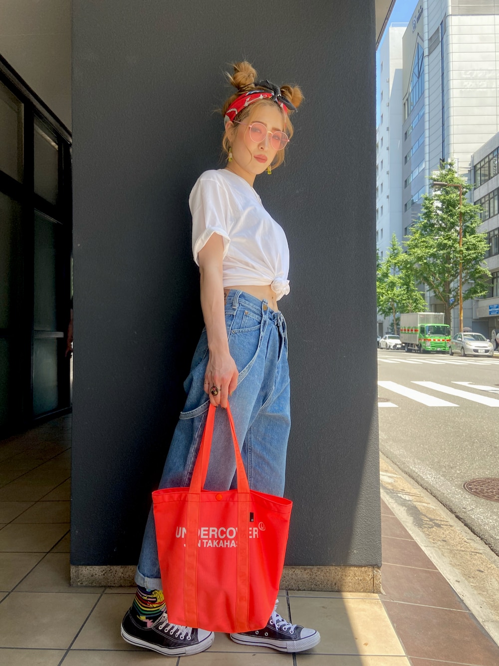 「プチプラ、ユニクロ、+J、undercover、オールスター、converse、ソックス、デニムコーデ、スニーカーコーデ、休日コーデ」｜「UNIQLOのエアリズムコットンオーバーサイズTシャツ（5分袖）（Tシャツ/カットソー、ホワイト系）」を使った、tomatoさん（レディース・160cm）の夏コーディネートの1枚目の写真