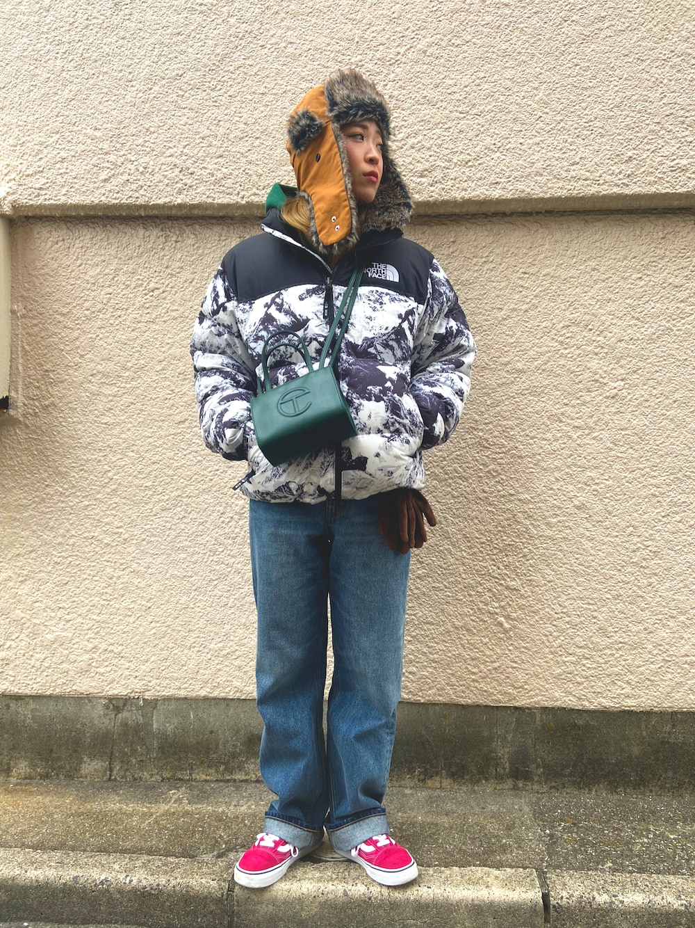 「ラクチンコーデ、ダウンジャケット、ノースフェイス、ヌプシ、VANS、デニム、ダークグリーン、フーディー、フライトキャップ、パイロットキャップ」｜「X-girlのWIDE TAPERED PANTS/ワイド　テーパード　デニムパンツ（デニムパンツ、ブルー系）」を使った、tomatoさん（レディース・160cm）の冬コーディネートの1枚目の写真