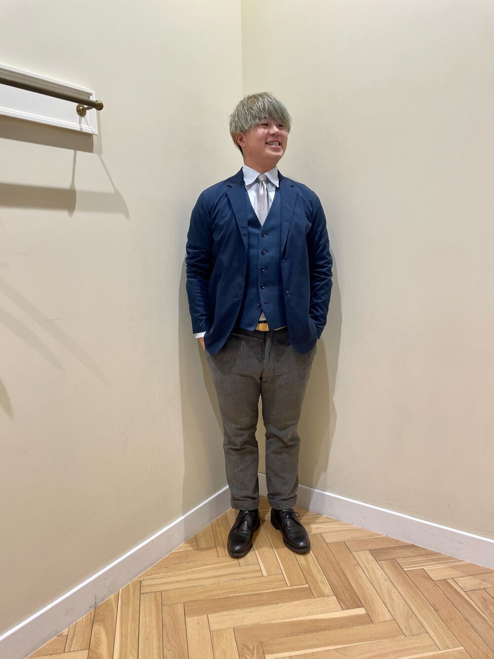 「お洒落さんとつながりたい、メンズコーデ、休日コーデ、ラフ、ファッションの力を信じよう、スーツスタイル」｜「BEAMSのアイテム（パンツ、グレー系）」を使った、shuuuuunさん（メンズ・174cm）の冬コーディネートの1枚目の写真