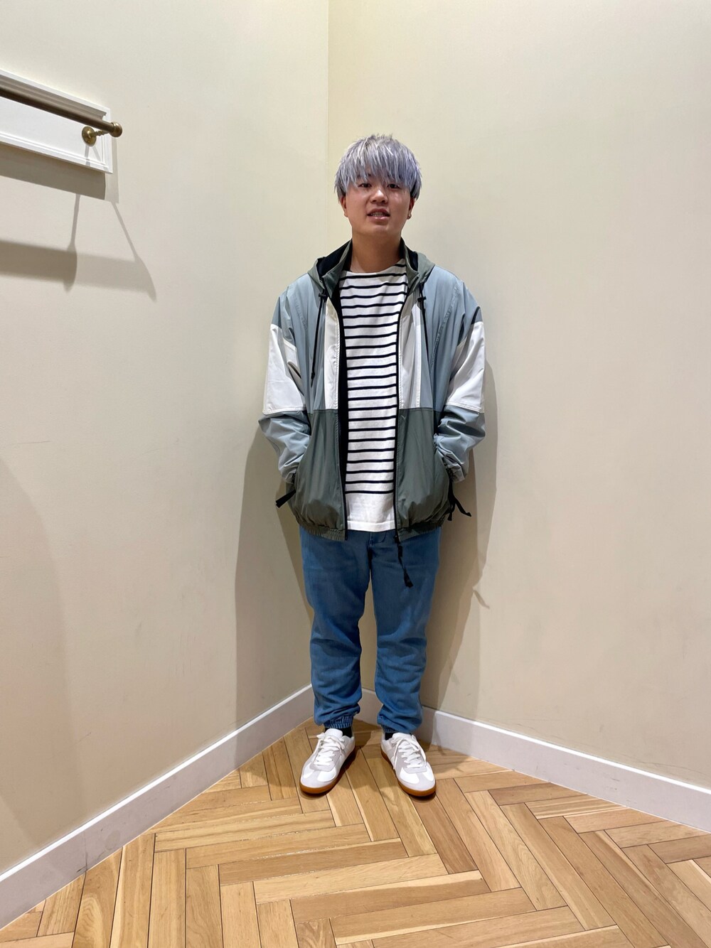 「冬コーデ、オトナカジュアル、大人コーデ、チョコ色に染まれ、カジュアルコーデ、あったかコーデ、春コーデ、ストリートMIX」｜「BEAMSのアイテム（パンツ、ブルー系）」を使った、shuuuuunさん（メンズ・174cm）の冬コーディネートの1枚目の写真