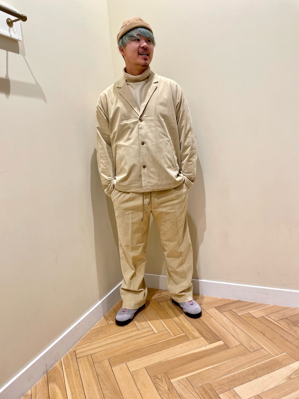 「BEAMSのアイテム（パンツ、ベージュ系）」を使った、shuuuuunさん（メンズ・174cm）の冬コーディネートの1枚目の写真