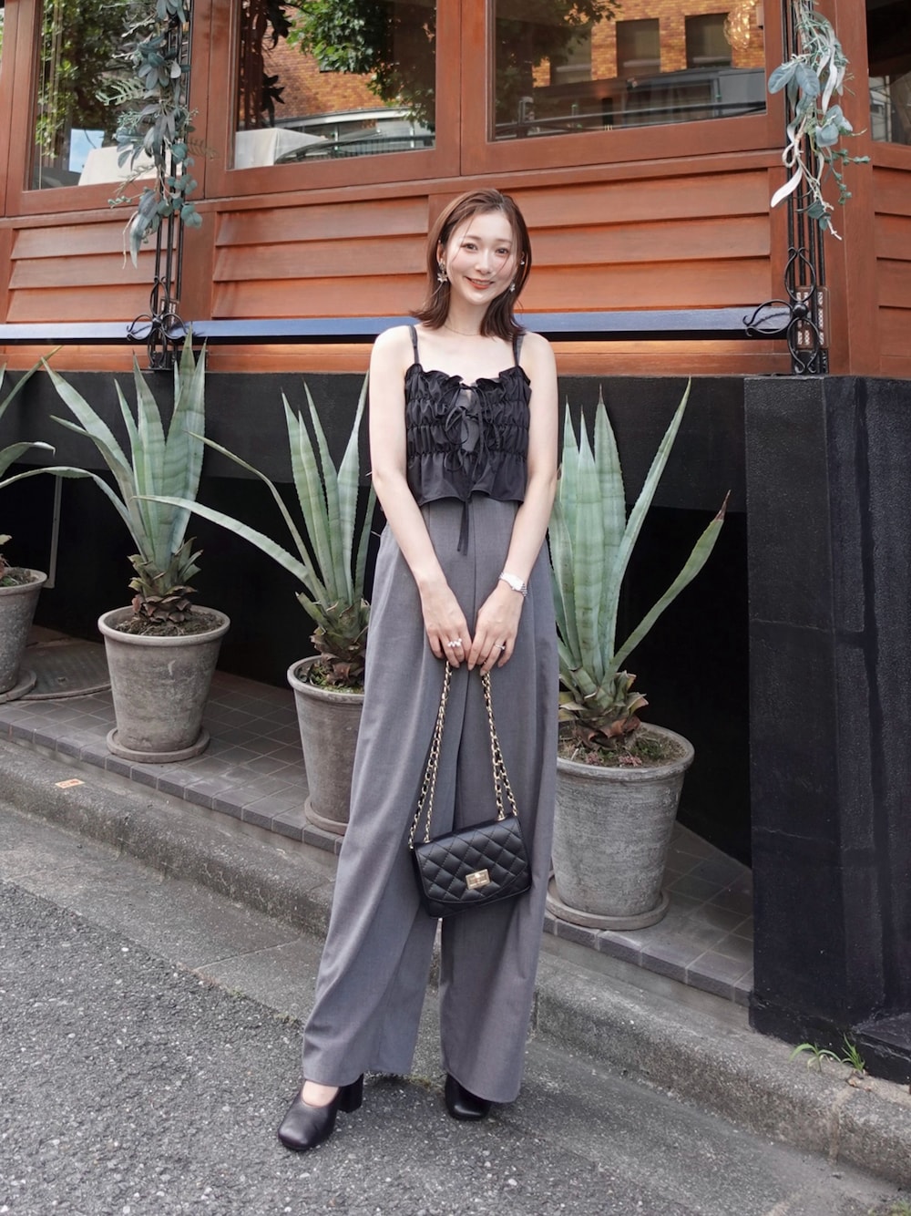 「秋っぽコーデ更新中、レイヤードスタイル、シンプルコーデ、秋服準備はじめました、秋先取りコーデ、大人かわいい、ブラックコーデ、グレーコーデ、きれいめカジュアル、きれいめコーディネート、オールインワン、秋服コーデ、グレー、ビスチェ、ビスチェコーデ」｜「ANOGHのアイテム（オールインワン・サロペット、グレー系）」を使った、sakiさん（骨格ウェーブ・レディース・158cm）の秋コーディネートの1枚目の写真
