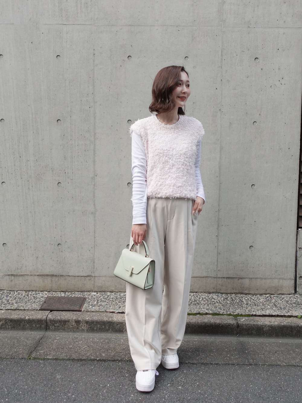 「大人カジュアル、春服コーデ、パンツスタイル、キレイめコーデ、春服みてみて、骨格ウェーブ、きれいめコーディネート、ワイドパンツ、ユニクロ、UNIQLO、GU、GUコーデ、きれいめカジュアル、キレイめカジュアル、オフィスカジュアル」｜「gypsophilaのアイテム（ベスト、ピンク系）」を使った、sakiさん（骨格ウェーブ・レディース・158cm）の冬コーディネートの1枚目の写真