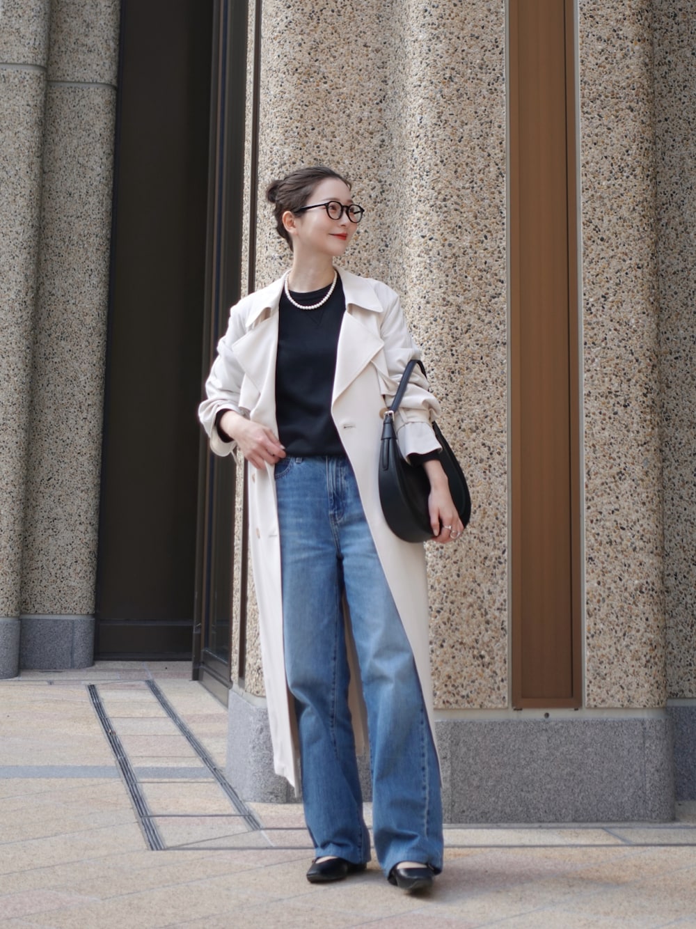 「きれいめカジュアル、シンプルスタイル、カジュアルコーデ、今日のコスメと服、デニム、メガネ女子、ラクチンコーデ、おでかけコーデ、春コーデ、トレンチコート、イエベ春、骨格ウェーブ、スウェット、スウェットコーデ、メガネコーデ」｜「MERCURYDUOのベーシックトレンチコート（トレンチコート、ホワイト系）」を使った、sakiさん（骨格ウェーブ・レディース・158cm）の冬コーディネートの1枚目の写真