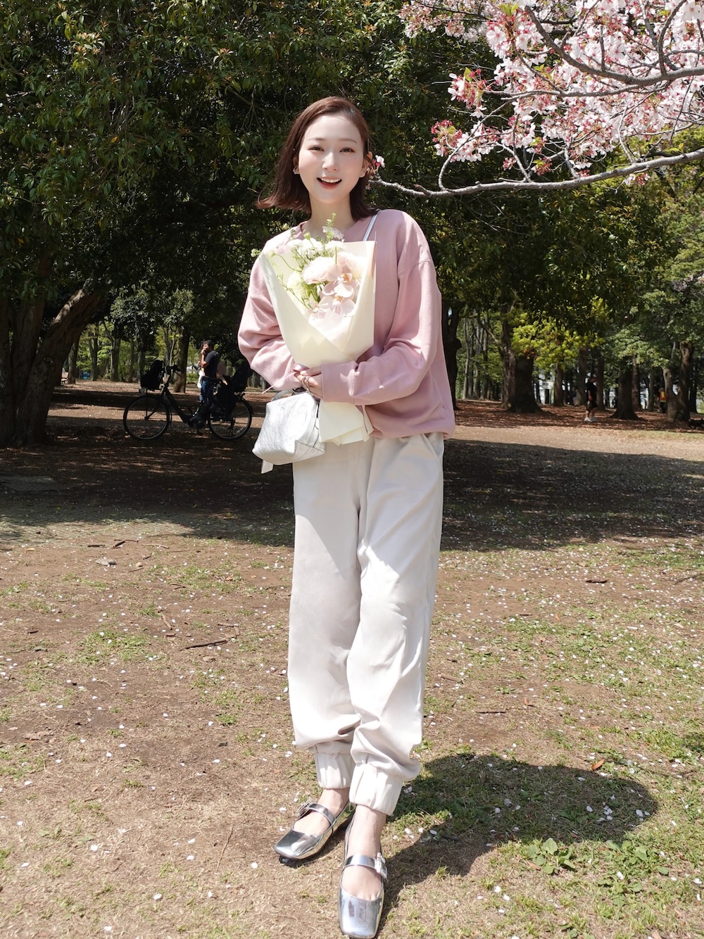 「春夏コーデ、花見、花見コーデ、ジョガーパンツ、UNIQLO、ユニクロ、ユニクロコーデ、綺麗めカジュアル、スウェット、きれいめカジュアル、ショルダーバッグ、骨格ウェーブ、イエベ春、ピンクコーデ、春のNewスタイル」｜「UNIQLOのアイテム（トップス、ピンク系）」を使った、sakiさん（骨格ウェーブ・レディース・158cm）の春コーディネートの1枚目の写真