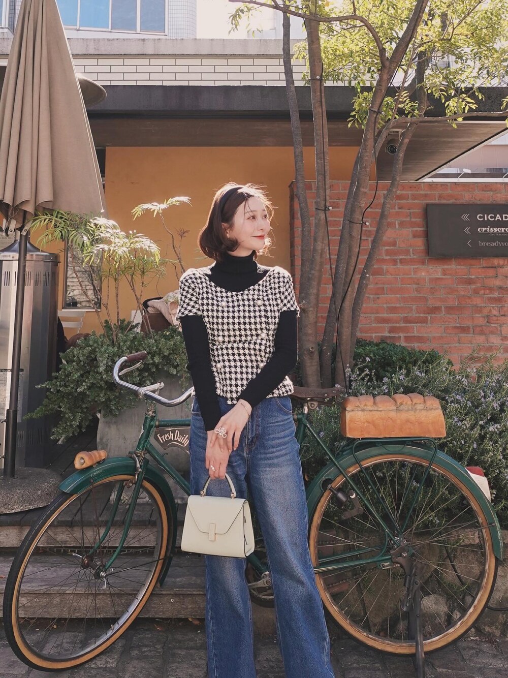 「春服コーデ、パンツコーデ、デニム、デニムパンツ、パリジェンヌ風、レディースファッション、今日のコスメと服、大人カジュアル、デニムコーデ、きれいめカジュアル、キレイめカジュアル、ファッションを楽しもう、カチューシャ、タートルネック、ジレ」｜「UNIQLOのアイテム（トップス、ブラック系）」を使った、sakiさん（骨格ウェーブ・レディース・158cm）の春コーディネートの1枚目の写真