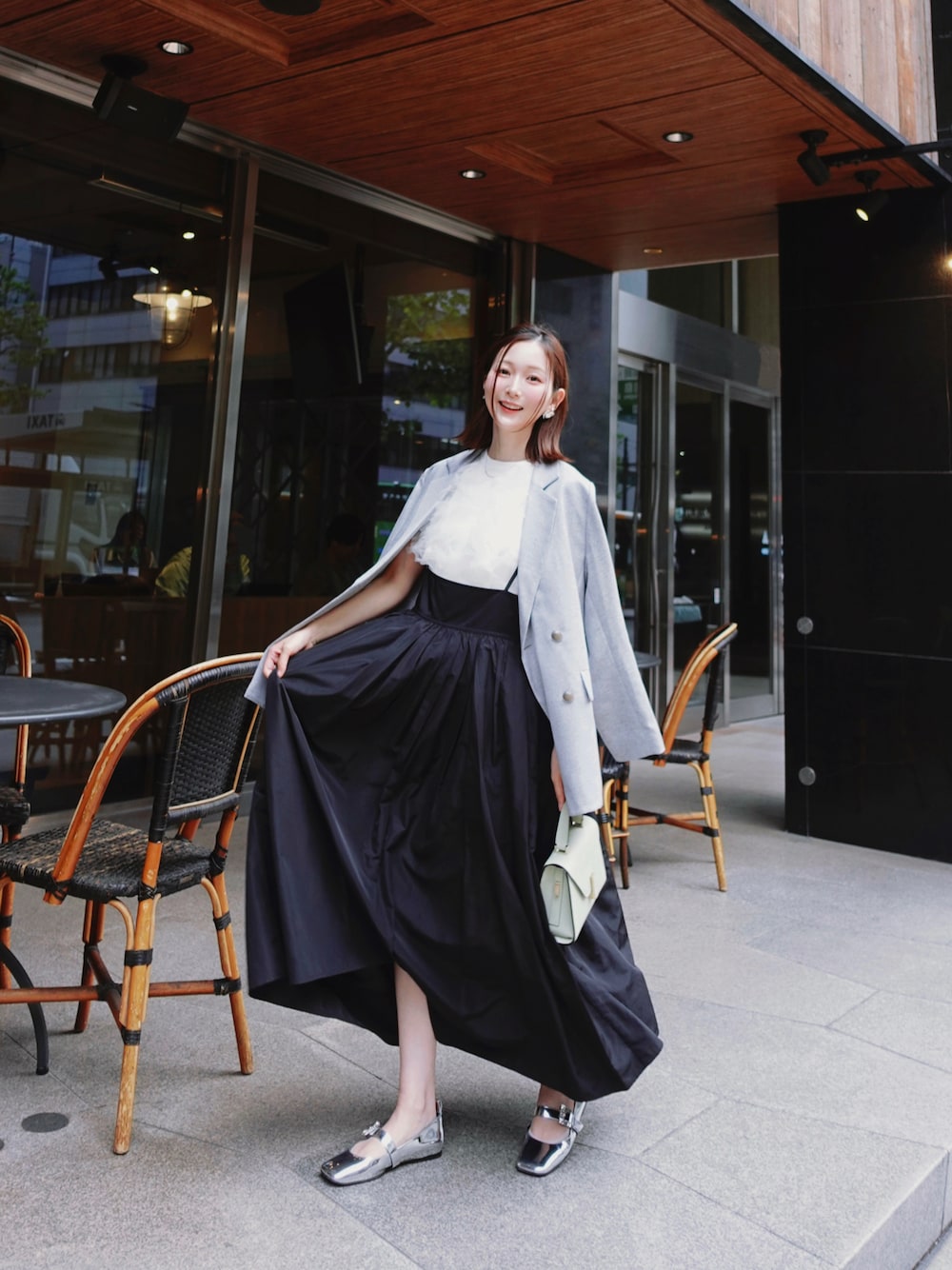 「最近のいい感じコーデ、今日のコーデ、春服、春カラー、大人ファッション、春ファッション、おでかけコーデ、春夏コーデ、ジャンパースカート、キレイめ、きれいめコーディネート、チュール、ジャケット、ジャケットスタイル、ジャケットコーデ」｜「trefleplusのアイテム（トップス、ホワイト系）」を使った、sakiさん（レディース・158cm）の春コーディネートの1枚目の写真