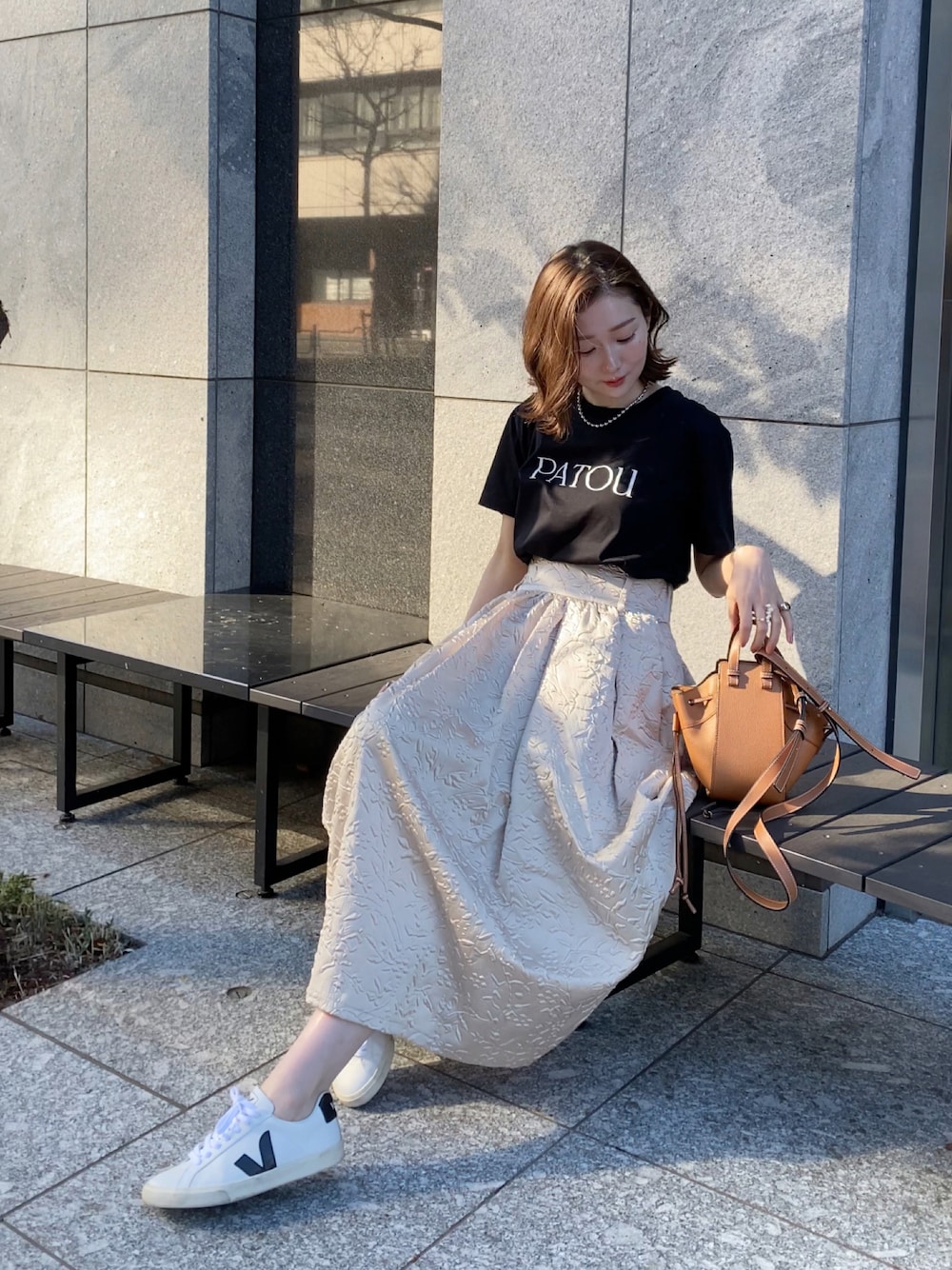 「夏コーデ、低身長女子、ミニバッグ、スカートスタイル、コクーンスカート、春夏コーデ、夏だ！Tシャツ着よう！、Ｔシャツ、スニーカー、スニーカーコーデ、VEJA、patou、ロエベ、このスタイルがお気に入り、きれいめカジュアル」｜「Patouのアイテム（Tシャツ/カットソー、ブラック系）」を使った、sakiさん（骨格ウェーブ・レディース・158cm）の春コーディネートの1枚目の写真