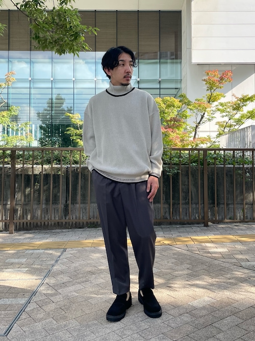 ステッチオーバーサイズモックネックニット ブラック UNITED TOKYO UNITED TOKYO（ユナイテッドトウキョウ）の「ステッチオーバー