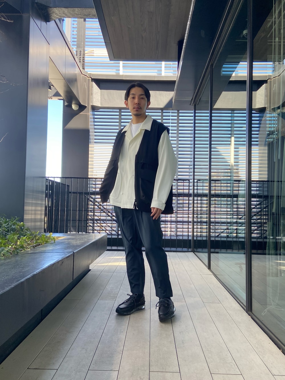 「レイヤードスタイル、テーパードパンツ、スラックス、ベスト、コーチジャケット」｜「PUBLIC TOKYOのコンフォートリラックスパンツ/ワイドテーパードスラックス/セットアップ着用可（スラックス、ブルー系）」を使った、高山 湧士さん（メンズ・174cm）の冬コーディネートの1枚目の写真