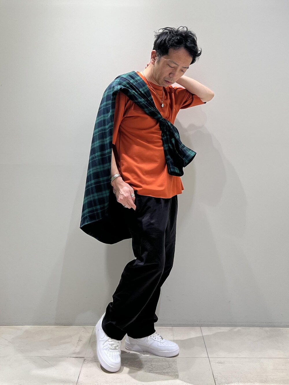 「リバーシブル、ADAM ET ROPÉ、HOMME、UNISEX、骨格ストレート、イエベ、カジュアル、春コーデ、夏コーデ、春ファッション、夏ファッション、ビタミンカラー、Tシャツ、シャツ、チェック」｜「ADAM ET ROPE'のハイゲージ シャンブレー リバーシブル Tシャツ（Tシャツ/カットソー、ベージュ系）」を使った、Yuuki Mizさん（メンズ・165cm）の春コーディネートの1枚目の写真
