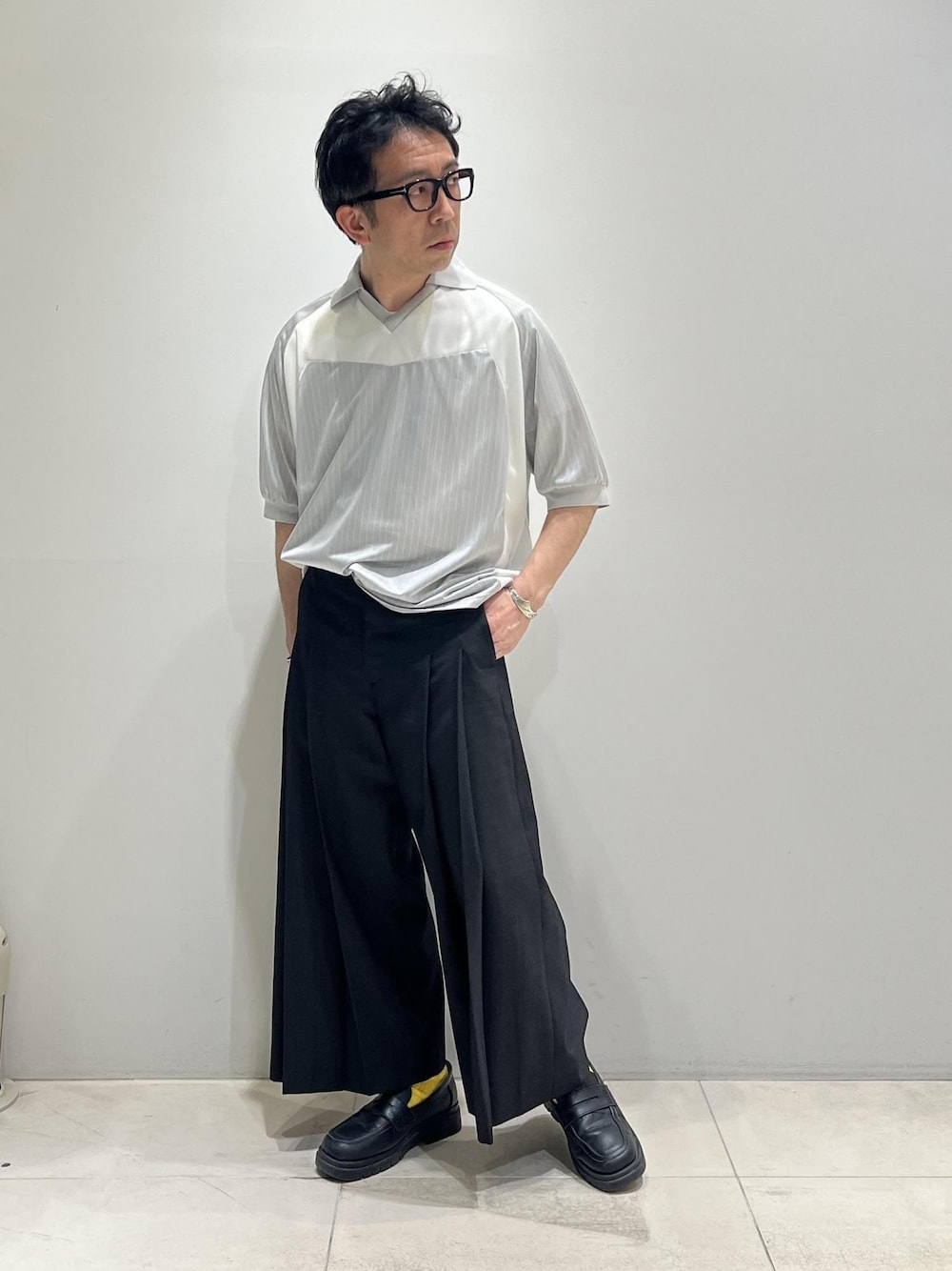 「ADAM ET ROPÉ、HOMME、UNISEX、骨格ストレート、イエベ、きれいめ、モード、スポーティー、夏コーデ、夏ファッション、接触冷感、吸水速乾、機能素材、シャツ」｜「ADAM ET ROPE'のウーステッド フロントタック ワイド クロップド スラックス / ロングシーズン着用可能（スラックス、グレー系）」を使った、Yuuki Mizさん（メンズ・165cm）の春コーディネートの1枚目の写真