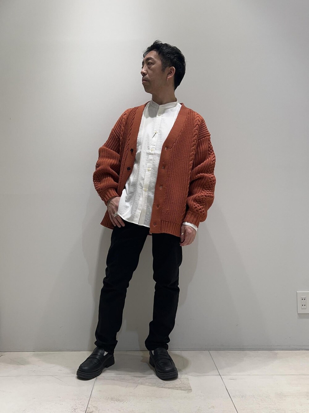 レッド系のカーディガン/ボレロを着用したメンズの春コーディネートの1枚目の写真