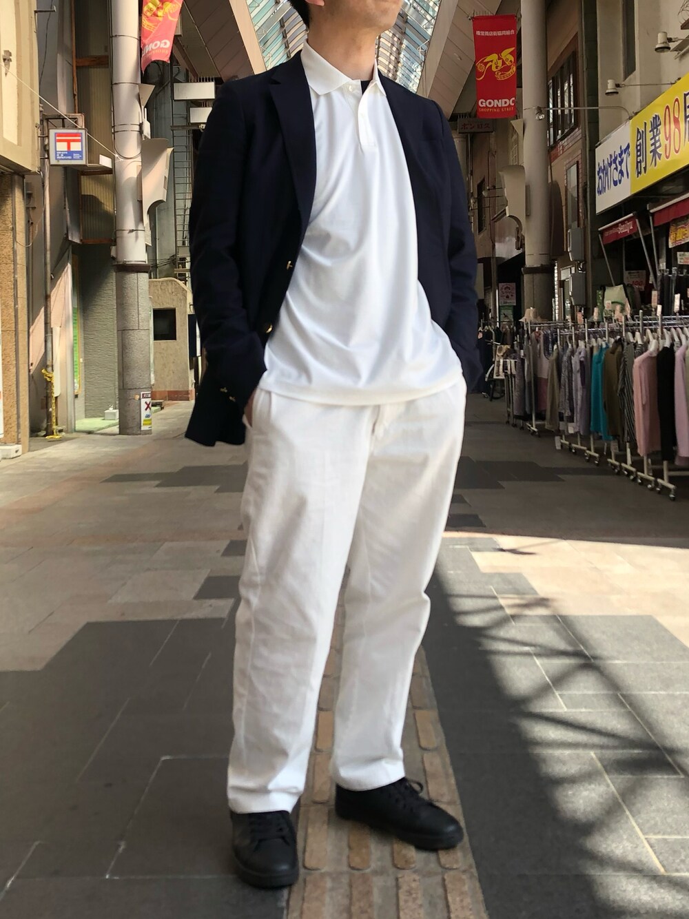 「春コーデ、キレイめコーデ、オトナカジュアル、テーラードジャケット、オールホワイト、チノパン」｜「RAF SIMONSの＜RAF SIMONS（ラフ シモンズ）＞ ORION（スニーカー、ブラック系）」を使った、Yuuki Mizさん（メンズ・165cm）の春コーディネートの1枚目の写真