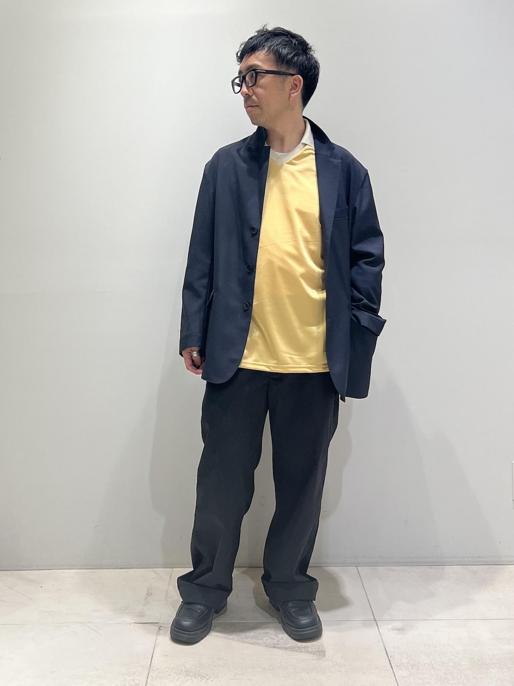 「ADAM ET ROPÉ、HOMME、UNISEX、骨格ストレート、イエベ、きれいめカジュアル、カジュアル、スポーティー、春コーデ、夏コーデ、春ファッション、夏ファッション、接触冷感、吸水速乾、機能素材」｜「ADAM ET ROPE'の【UNIFORM/ユニフォーム】 POLO ロングスリーブ ゲームシャツ / 吸水速乾 / 透湿性 / 通気性 / ユニセックス（Tシャツ/カットソー、ゴールド系）」を使った、Yuuki Mizさん（メンズ・165cm）の春コーディネートの1枚目の写真
