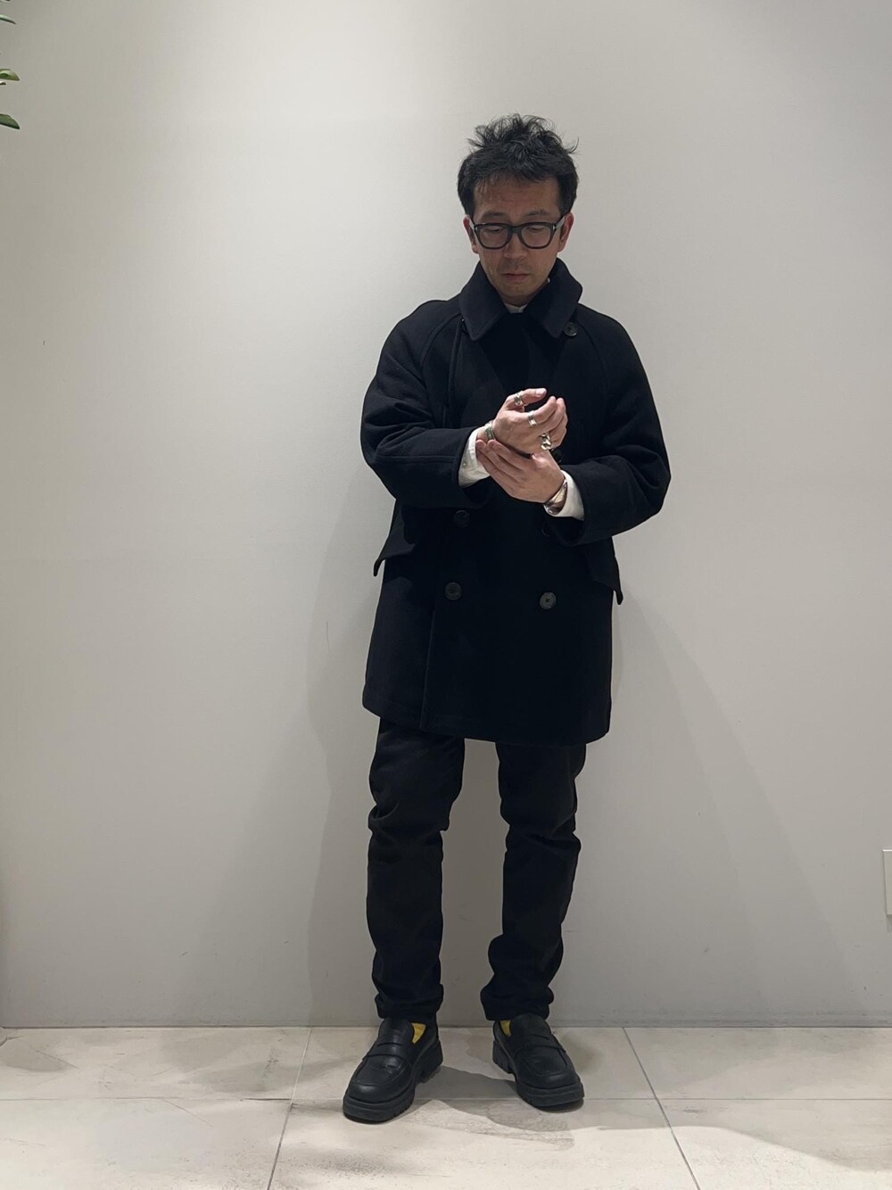 「ADAM ET ROPÉ、HOMME、UNISEX、骨格ストレート、イエベ、冬、冬コーデ、冬ファッション、シャツ、ジャケット、コート、メガネ」｜「ADAM ET ROPE'の【CESSE】スクラップレザーボリュームソールローファー/リサイクルレザー/ユニセックス（ローファー、ブラック系）」を使った、Yuuki Mizさん（メンズ・165cm）の冬コーディネートの1枚目の写真