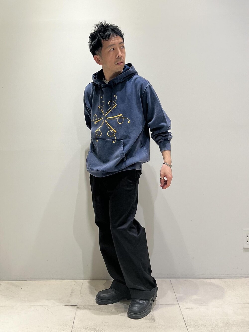 「ADAM ET ROPÉ、HOMME、UNISEX、骨格ストレート、イエベ、カジュアル、大人カジュアル、春、春コーデ、春ファッション、ビッグシルエット、パーカー」｜「ADAM ET ROPE'のオーガニックコットン LOGO スウェット パーカ / UNISEX（パーカー、ブルー系）」を使った、Yuuki Mizさん（メンズ・165cm）の春コーディネートの1枚目の写真