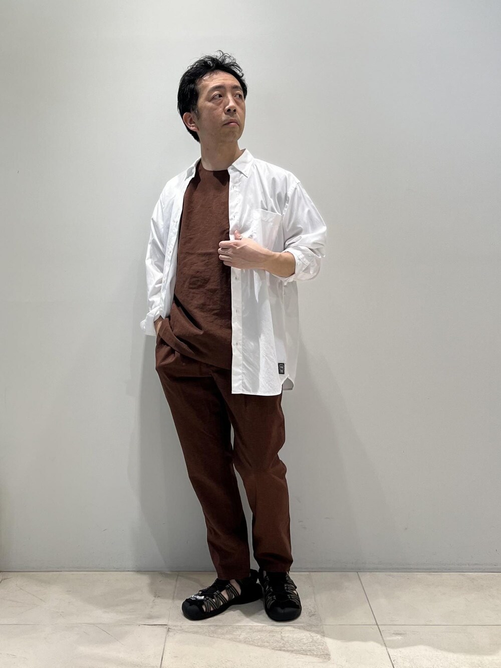 「ADAM ET ROPÉ、HOMME、UNISEX、サステナブル、骨格ストレート、イエベ、セットアップ、セットアイテム、春、夏、春コーデ、夏コーデ、春ファッション、夏ファッション、接触冷感」｜「ADAM ET ROPE'の【洗えるセットアップ】RIRANCHA Tシャツ & イージーパンツ / 防シワ性 / ユニセックス（セットアップ、ブラウン系）」を使った、Yuuki Mizさん（メンズ・165cm）の春コーディネートの1枚目の写真