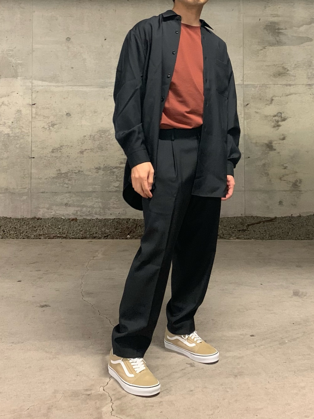 ブラウン系のTシャツ/カットソー、ブラック系のシャツ/ブラウス、ブラック系のパンツを着用したメンズの秋コーディネートの1枚目の写真