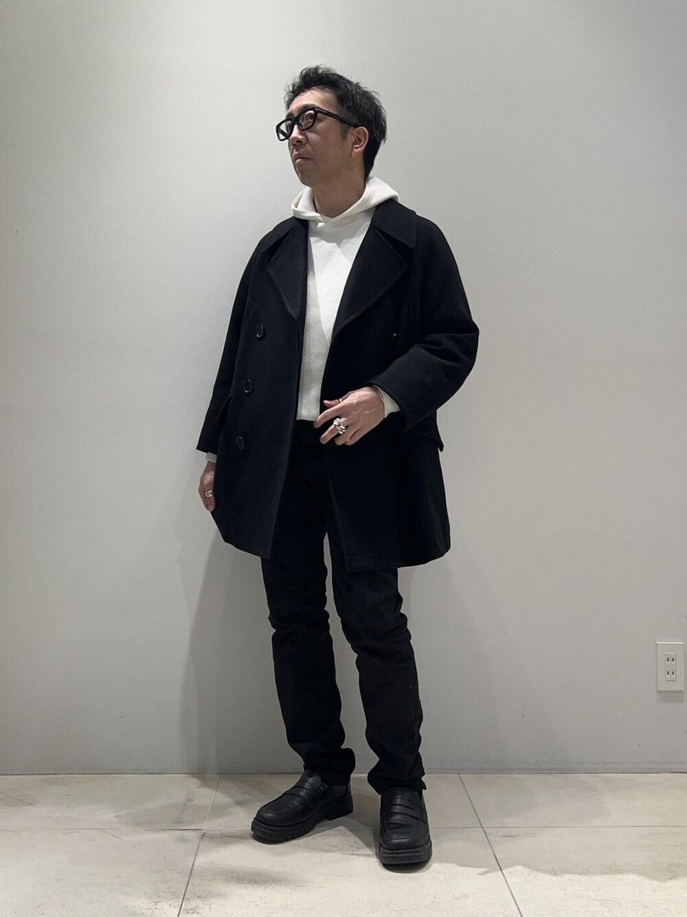 「ADAM ET ROPÉ、HOMME、UNISEX、骨格ストレート、イエベ、きれいめ、きれいめカジュアル、大人カジュアル、春コーデ、秋コーデ、冬コーデ、春ファッション、秋ファッション、冬ファッション、アウター」｜「ADAM ET ROPE'の【CESSE】スクラップレザーボリュームソールローファー/リサイクルレザー/ユニセックス（ローファー、ブラック系）」を使った、Yuuki Mizさん（メンズ・165cm）の冬コーディネートの1枚目の写真