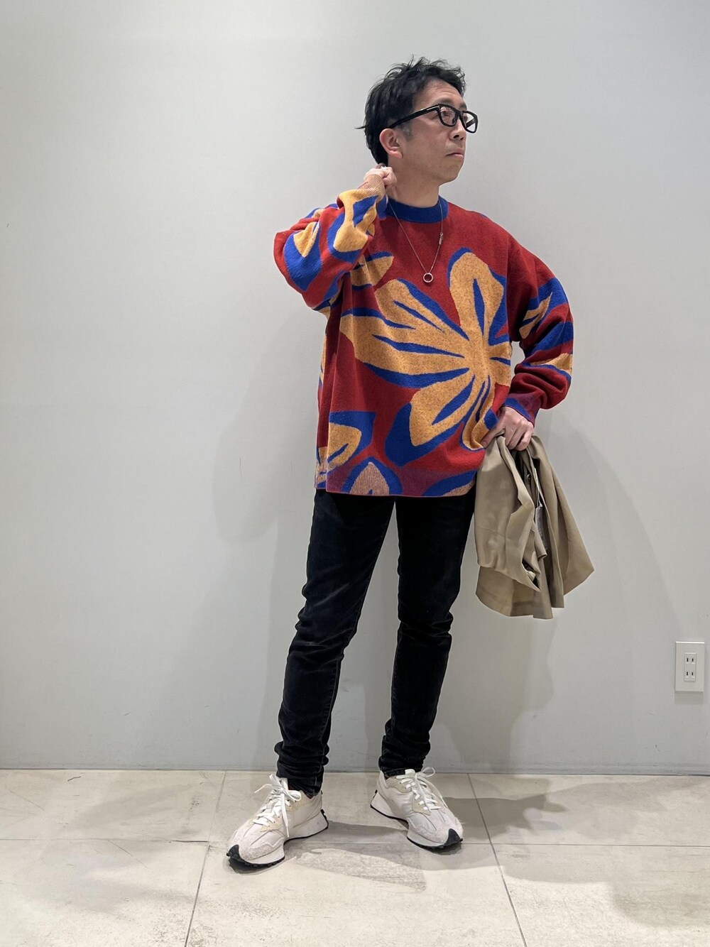 「ADAM ET ROPÉ、HOMME、UNISEX、骨格ストレート、イエベ、カジュアル、大人カジュアル、モード、春コーデ、春ファッション、ニット」｜「ADAM ET ROPE'のボタニカル バルキージャカード ルーズニット / UNISEX（ニット/セーター、レッド系）」を使った、Yuuki Mizさん（メンズ・165cm）の春コーディネートの1枚目の写真