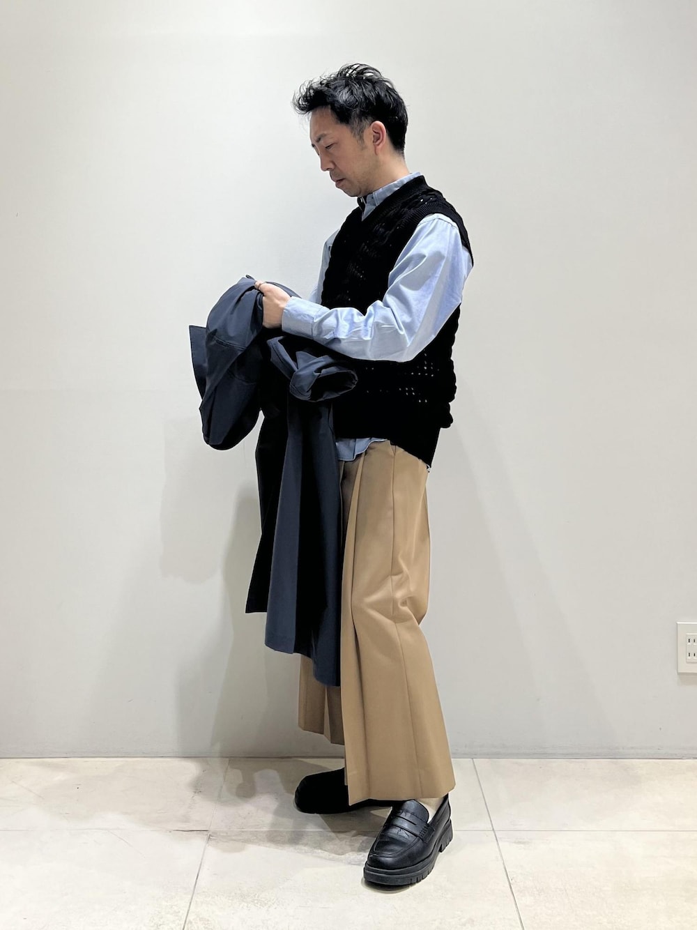 「タックパンツ、クロップド、ADAM ET ROPÉ、HOMME、UNISEX、骨格ストレート、イエベ、きれいめ、きれいめカジュアル、ニット、ベスト」｜「ADAM ET ROPE'のウーステッド フロントタック ワイド クロップド スラックス / ロングシーズン着用可能（スラックス、イエロー系）」を使った、Yuuki Mizさん（メンズ・165cm）の春コーディネートの1枚目の写真