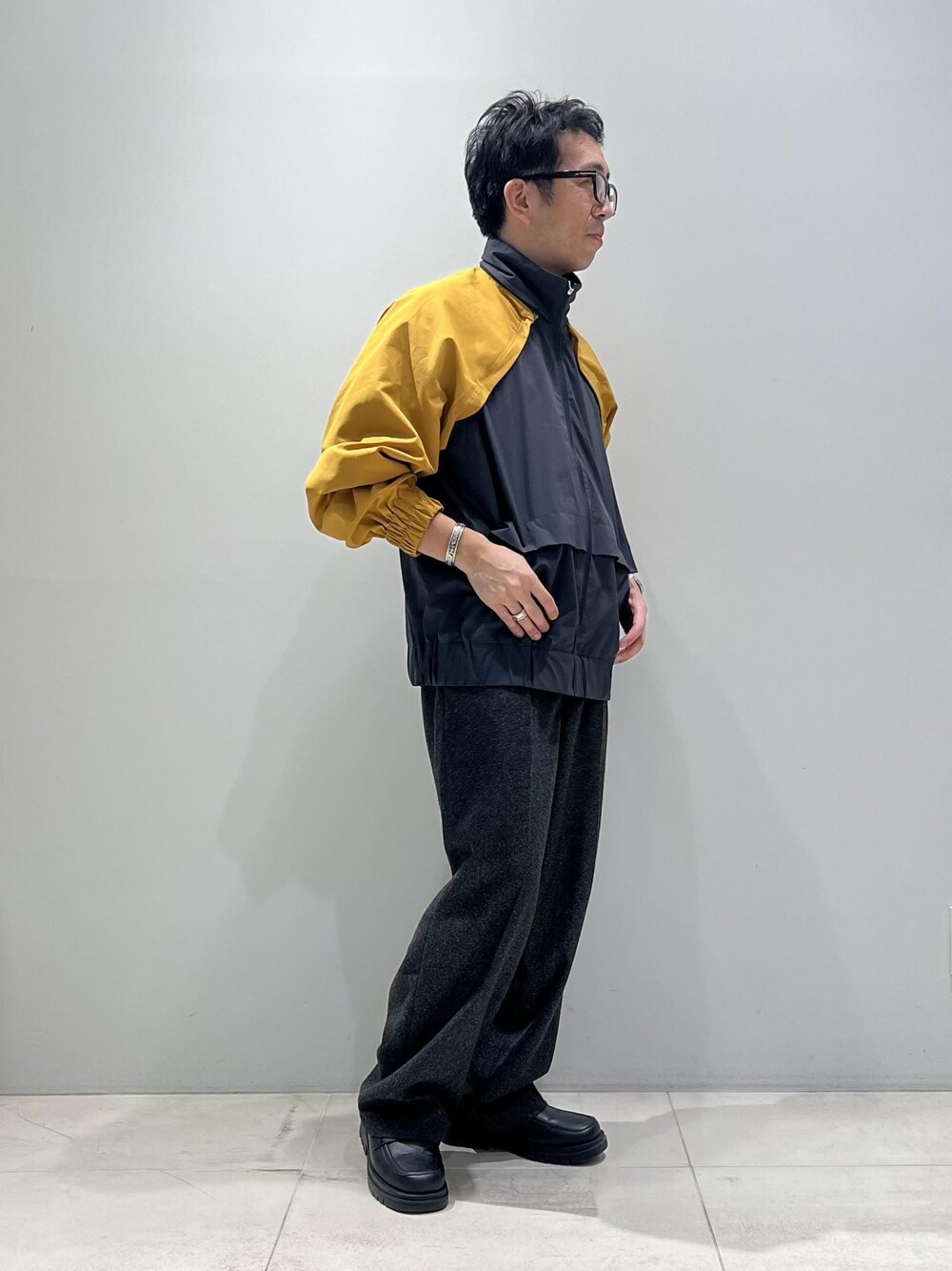 「ADAM ET ROPÉ、HOMME、UNISEX、骨格ストレート、イエベ、きれいめカジュアル、大人カジュアル、スポーティー、秋コーデ、秋ファッション、23AW秋の新作」｜「ADAM ET ROPE'の《Y-Sports》ナイロン ストレッチ スタンドカラー オーバーサイズ ブルゾン（ブルゾン、グレー系）」を使った、Yuuki Mizさん（メンズ・165cm）の秋コーディネートの1枚目の写真