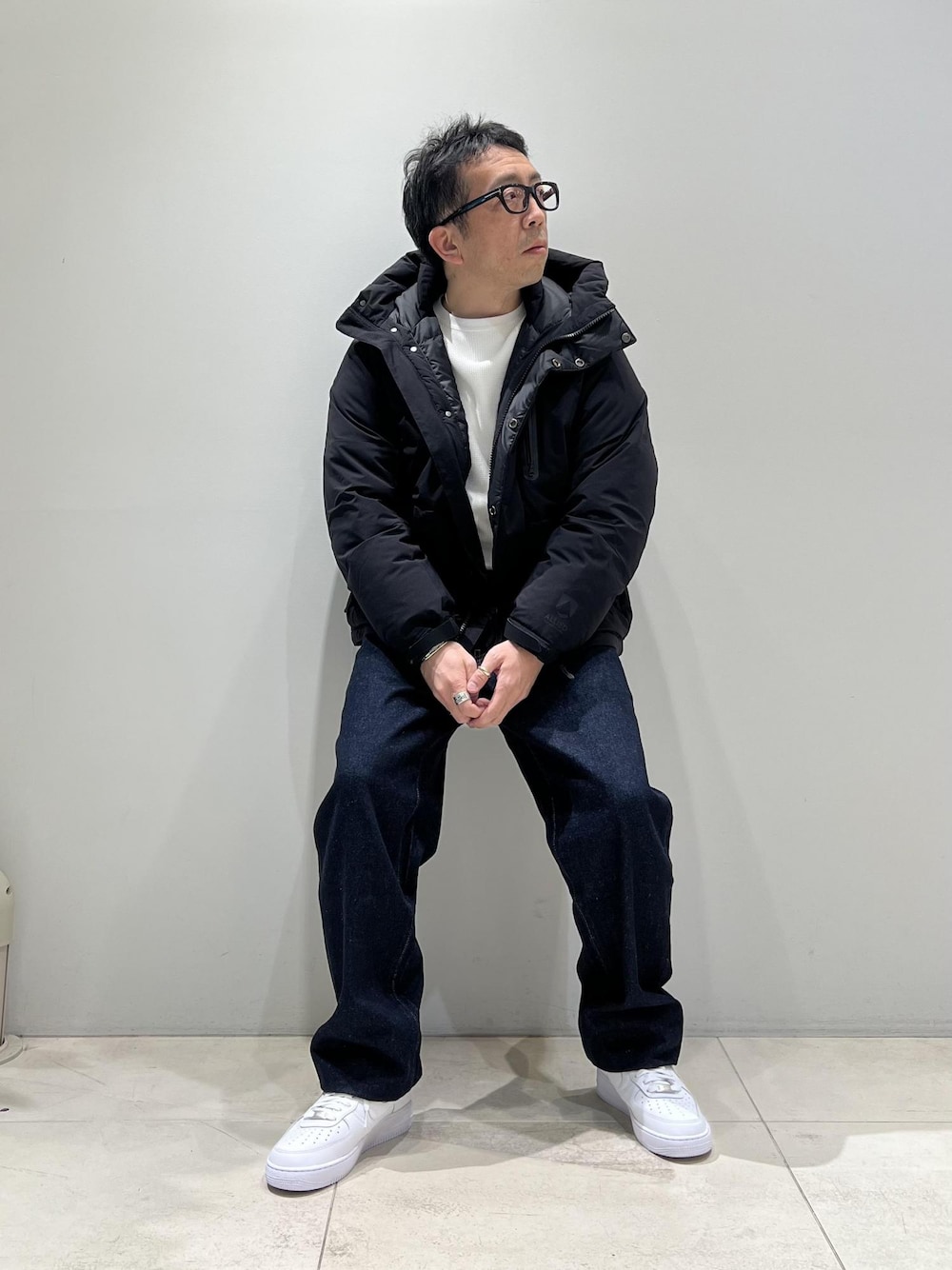 「お出かけ、ADAM ET ROPÉ、HOMME、UNISEX、骨格ストレート、イエベ、スポーティー、秋コーデ、冬コーデ、秋ファッション、冬ファッション、23AW秋の新作、23AW冬の新作、アウター、ダウン」｜「Levi'sの【Levi's(R) for BIOTOP】568 STAY LOOSE / UNISEX（デニムパンツ、ブルー系）」を使った、Yuuki Mizさん（メンズ・165cm）の冬コーディネートの1枚目の写真