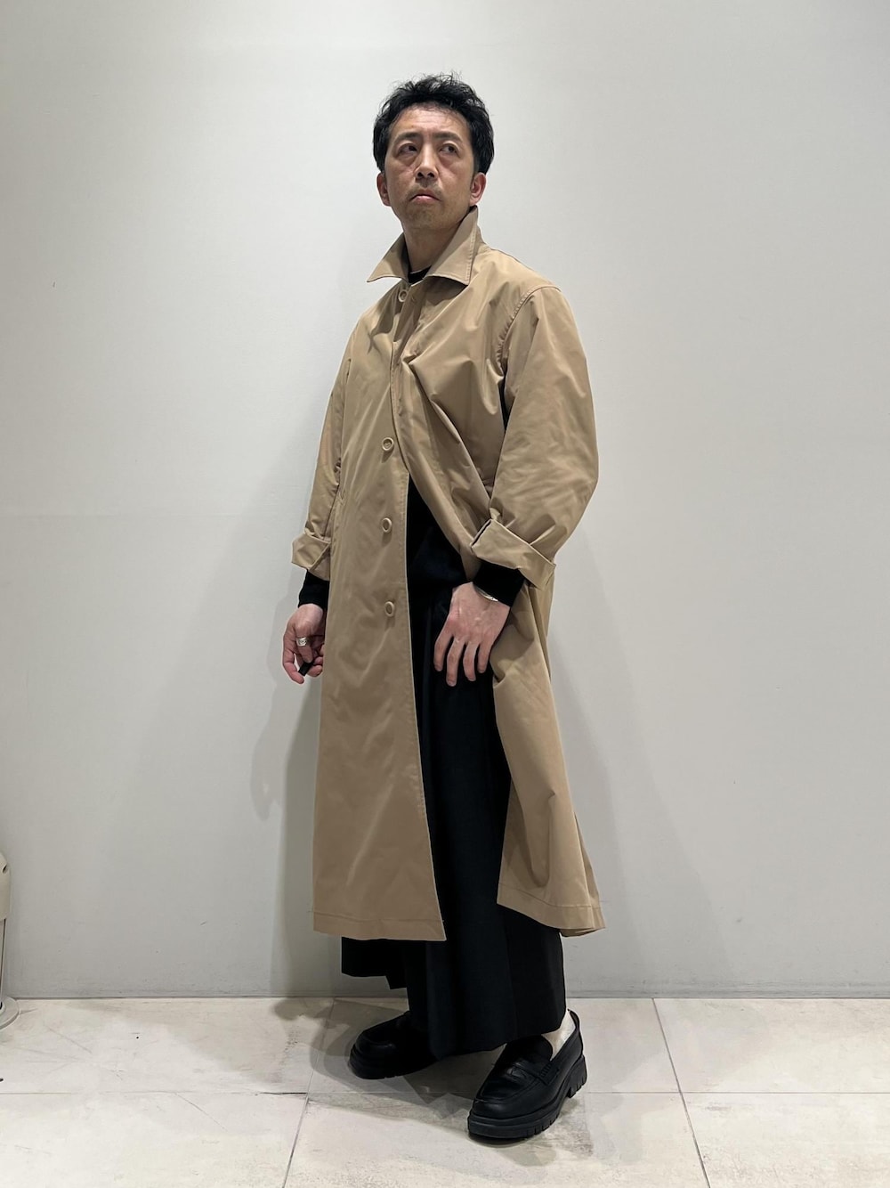 「24SS春の新作、ADAM ET ROPÉ、HOMME、UNISEX、骨格ストレート、イエベ、きれいめカジュアル、大人カジュアル、春、秋、冬、春コーデ、秋コーデ、冬コーデ、春ファッション」｜「ADAM ET ROPE'の撥水 高密度ウェザー ステンカラー オーバー コート / ロングシーズン着用可能 / ユニセックス（ステンカラーコート、イエロー系）」を使った、Yuuki Mizさん（メンズ・165cm）の春コーディネートの1枚目の写真