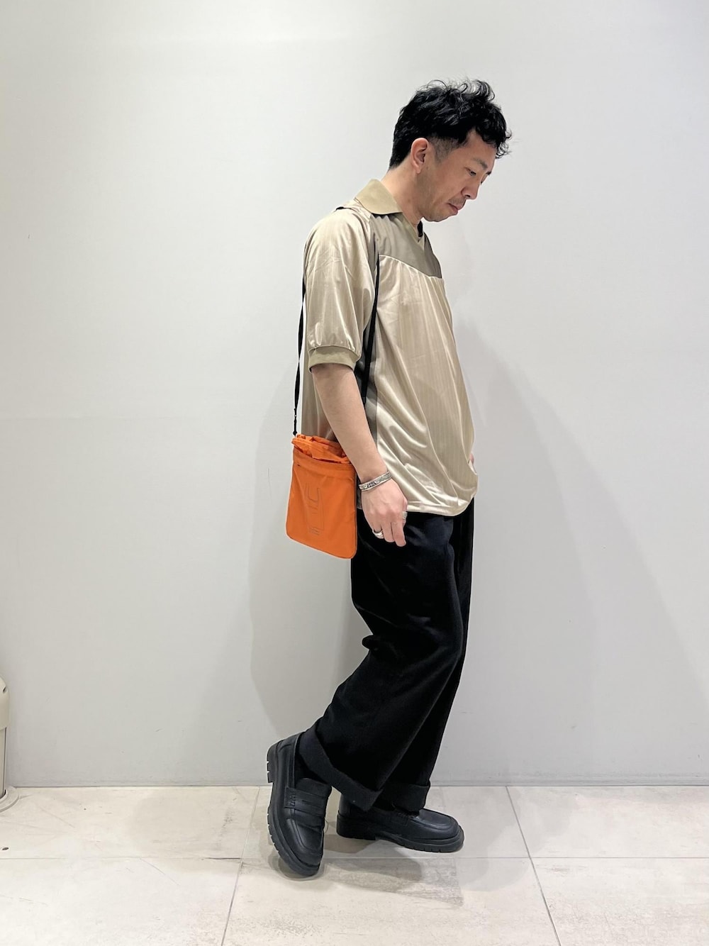 「ADAM ET ROPÉ、HOMME、UNISEX、骨格ストレート、イエベ、カジュアル、大人カジュアル、スポーティー、夏コーデ、夏ファッション、ビッグシルエット、Tシャツ、シャツ」｜「ADAM ET ROPE'の【UNIFORM/ユニフォーム】 POLO ショートスリーブ ゲームシャツ / 透湿性 / 通気性 / ユニセックス（Tシャツ/カットソー、ベージュ系）」を使った、Yuuki Mizさん（メンズ・165cm）の春コーディネートの1枚目の写真